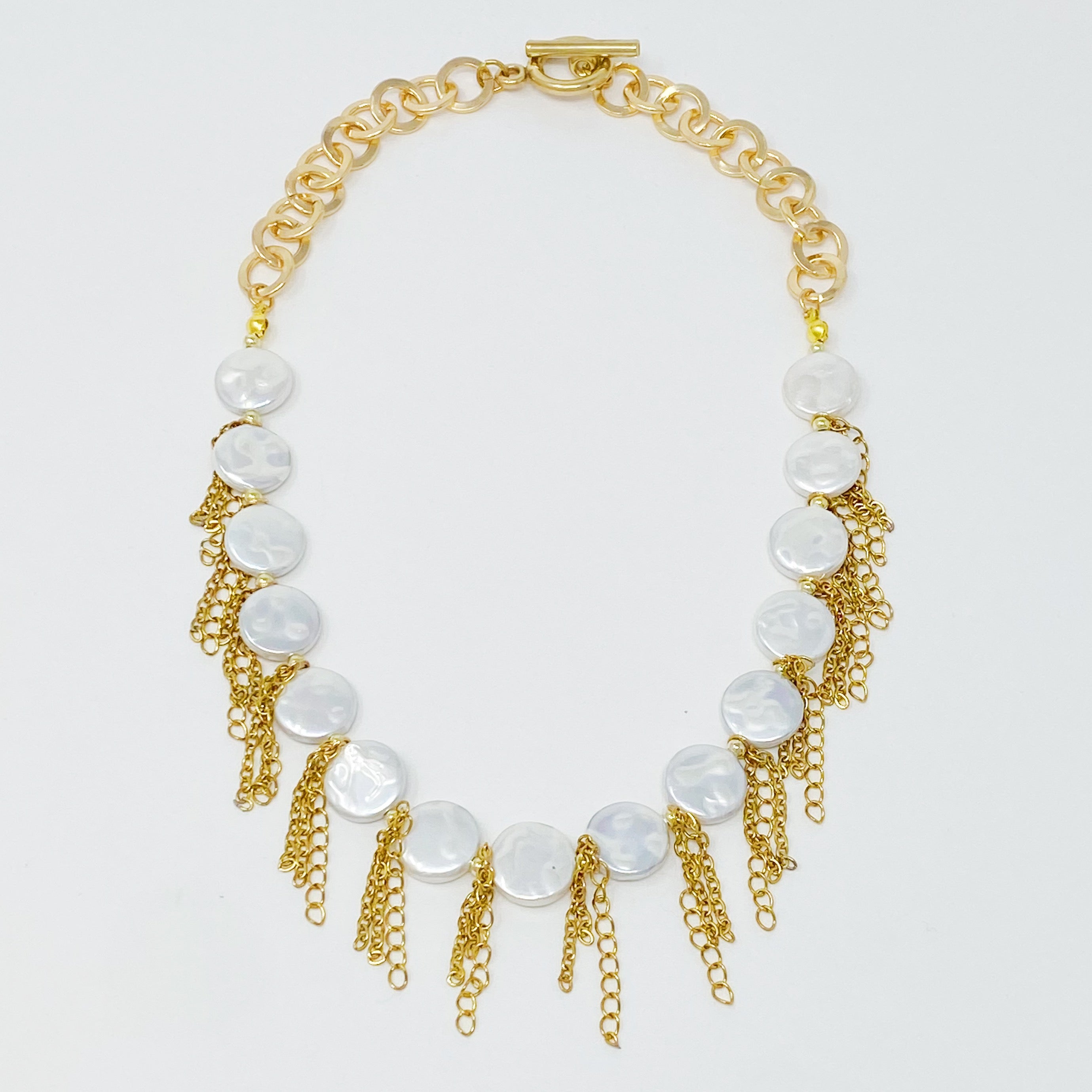 A stylish Chain Fringe Shell Pearl Necklace featuring elegant shell pearls and chic chain fringes, perfect for any occasion.