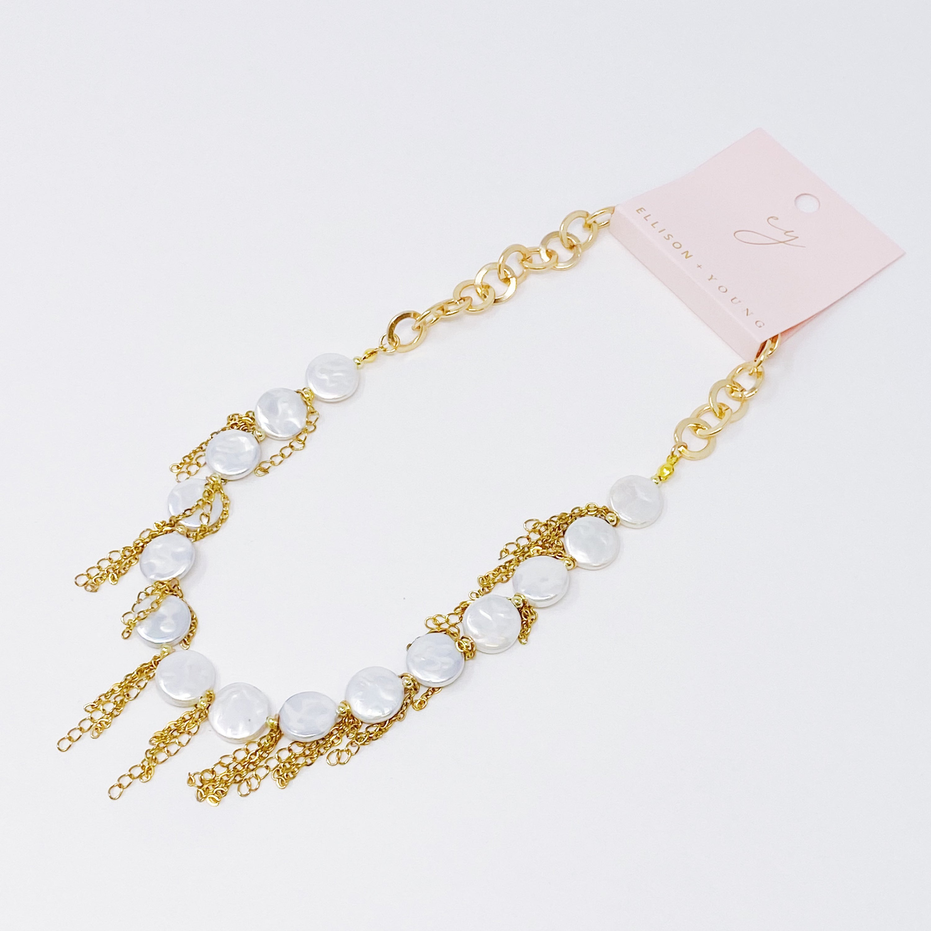 A stylish Chain Fringe Shell Pearl Necklace featuring elegant shell pearls and chic chain fringes, perfect for any occasion.