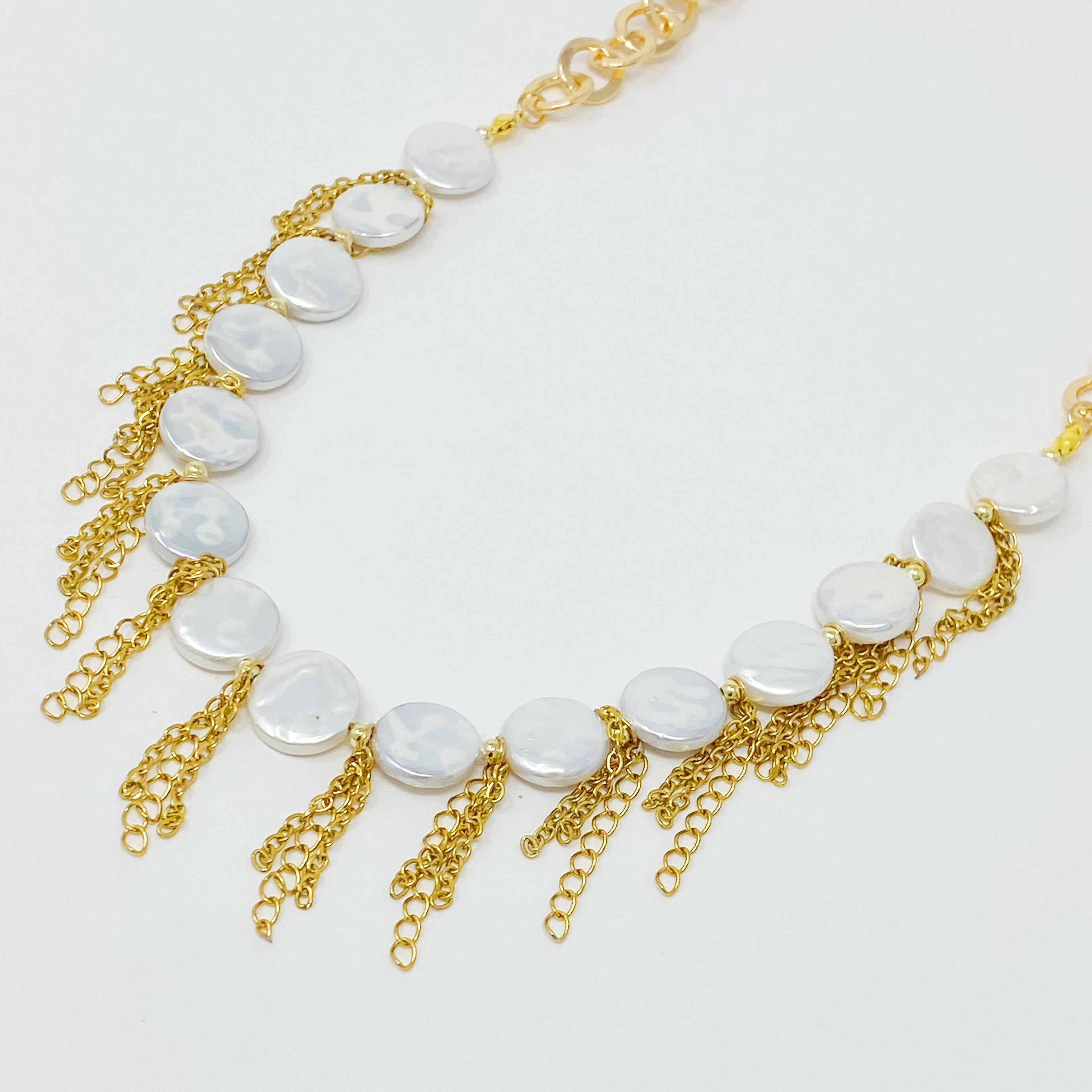 A stylish Chain Fringe Shell Pearl Necklace featuring elegant shell pearls and chic chain fringes, perfect for any occasion.