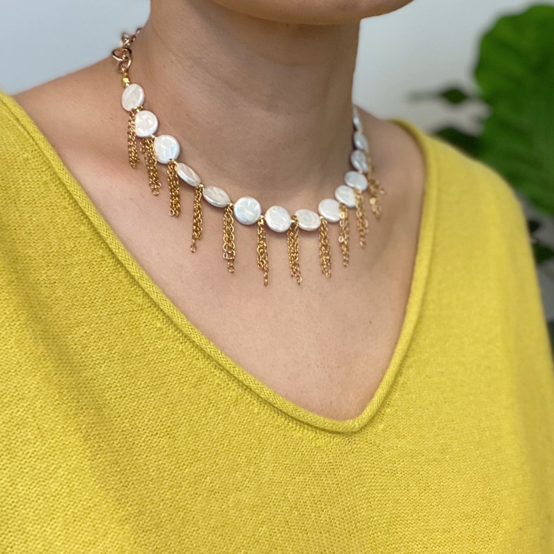 A stylish Chain Fringe Shell Pearl Necklace featuring elegant shell pearls and chic chain fringes, perfect for any occasion.