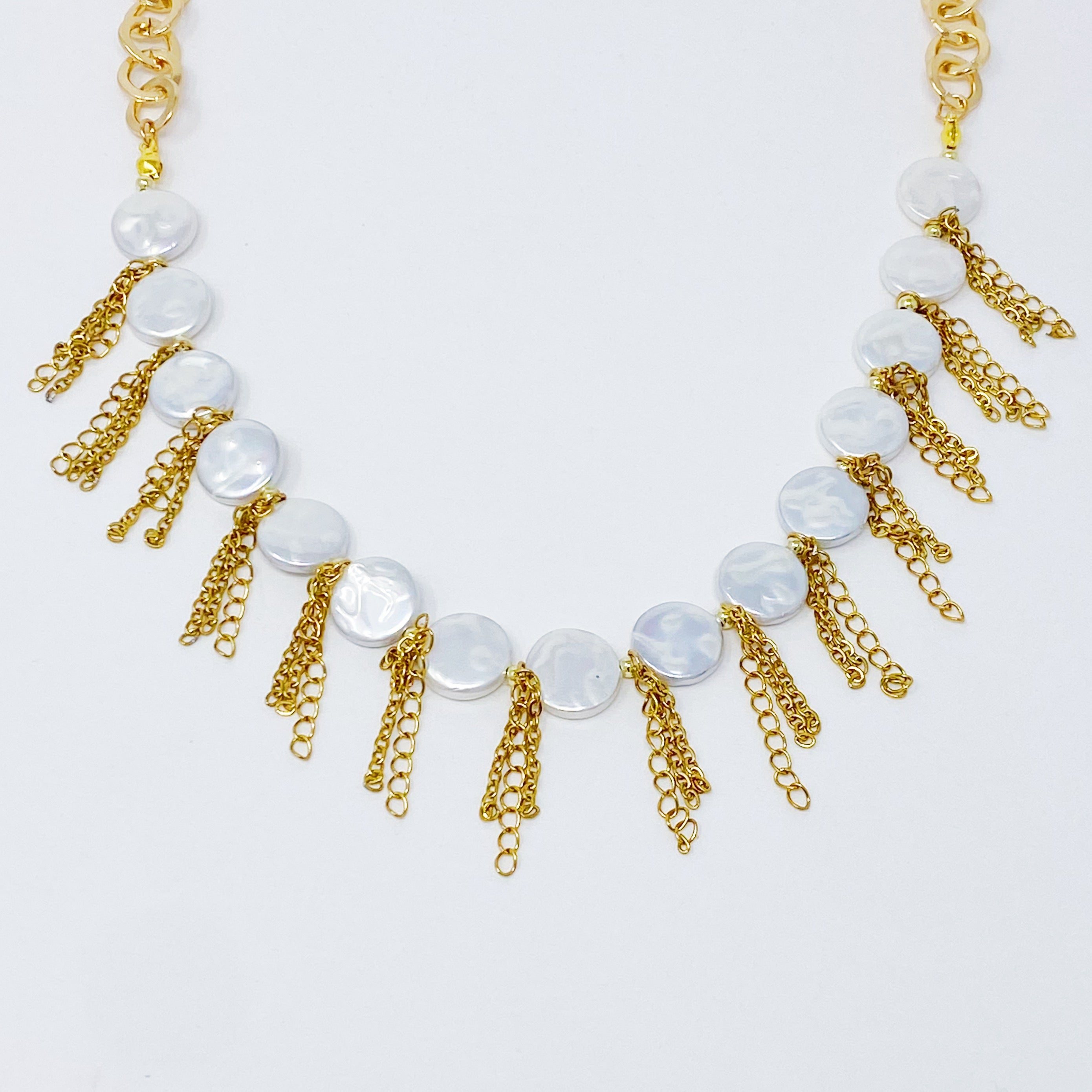 A stylish Chain Fringe Shell Pearl Necklace featuring elegant shell pearls and chic chain fringes, perfect for any occasion.