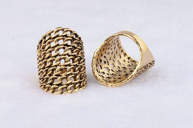 Chains-web Ring made of alloy, featuring a unique design and lightweight structure, perfect for stylish wear.