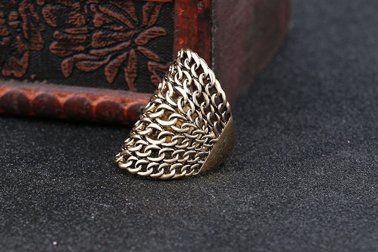 Chains-web Ring made of alloy, featuring a unique design and lightweight structure, perfect for stylish wear.