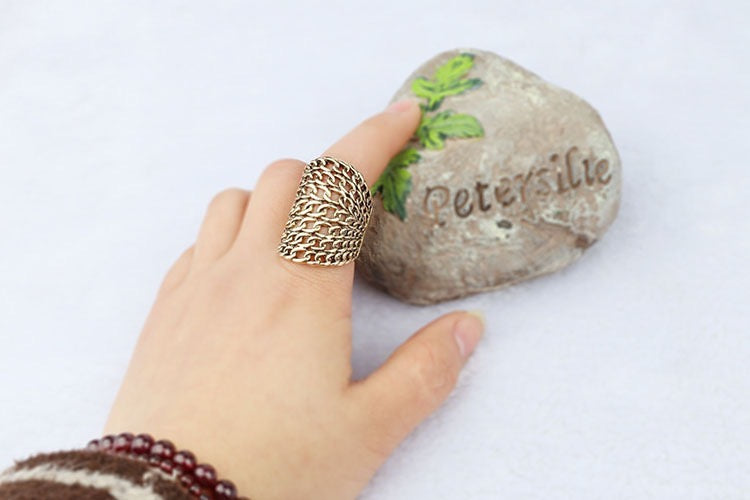 Chains-web Ring made of alloy, featuring a unique design and lightweight structure, perfect for stylish wear.