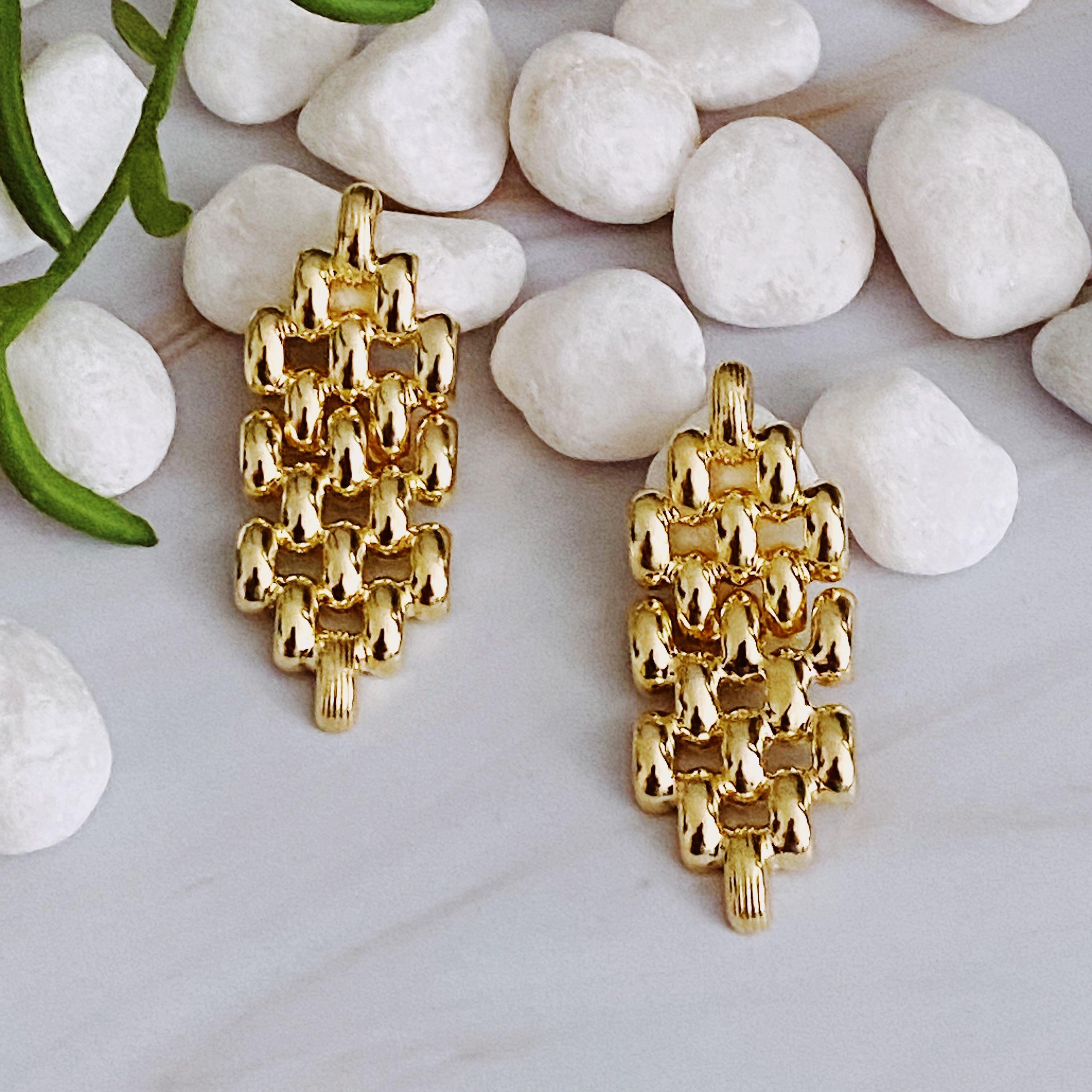 Charm Of City Girl Chain Earrings featuring a lightweight, modern design in gold or rhodium plating, perfect for chic outfits.