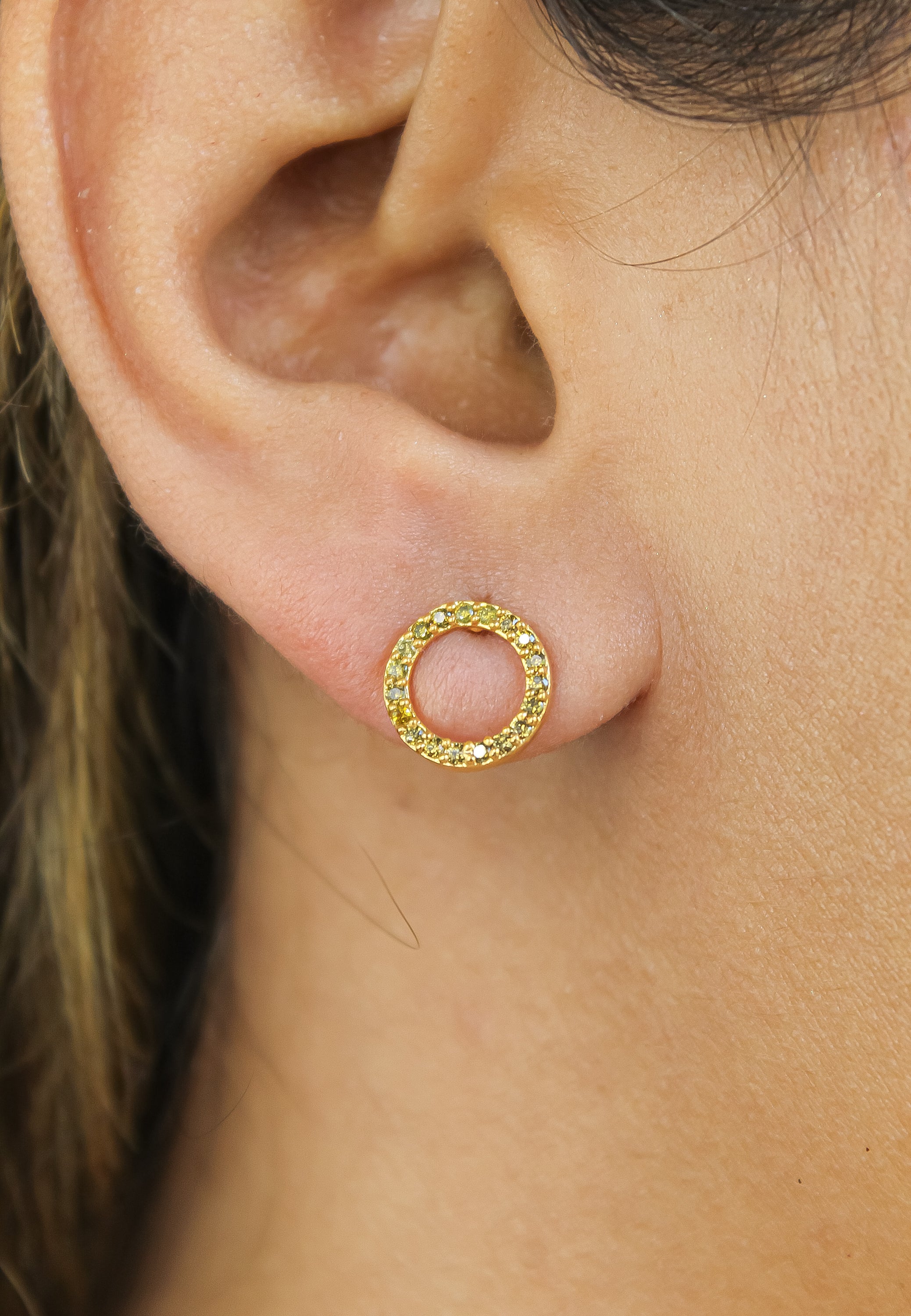 Elegant 18K gold-plated circle earrings adorned with sparkling zirconia stones, designed for pierced ears and hypoallergenic for sensitive skin.