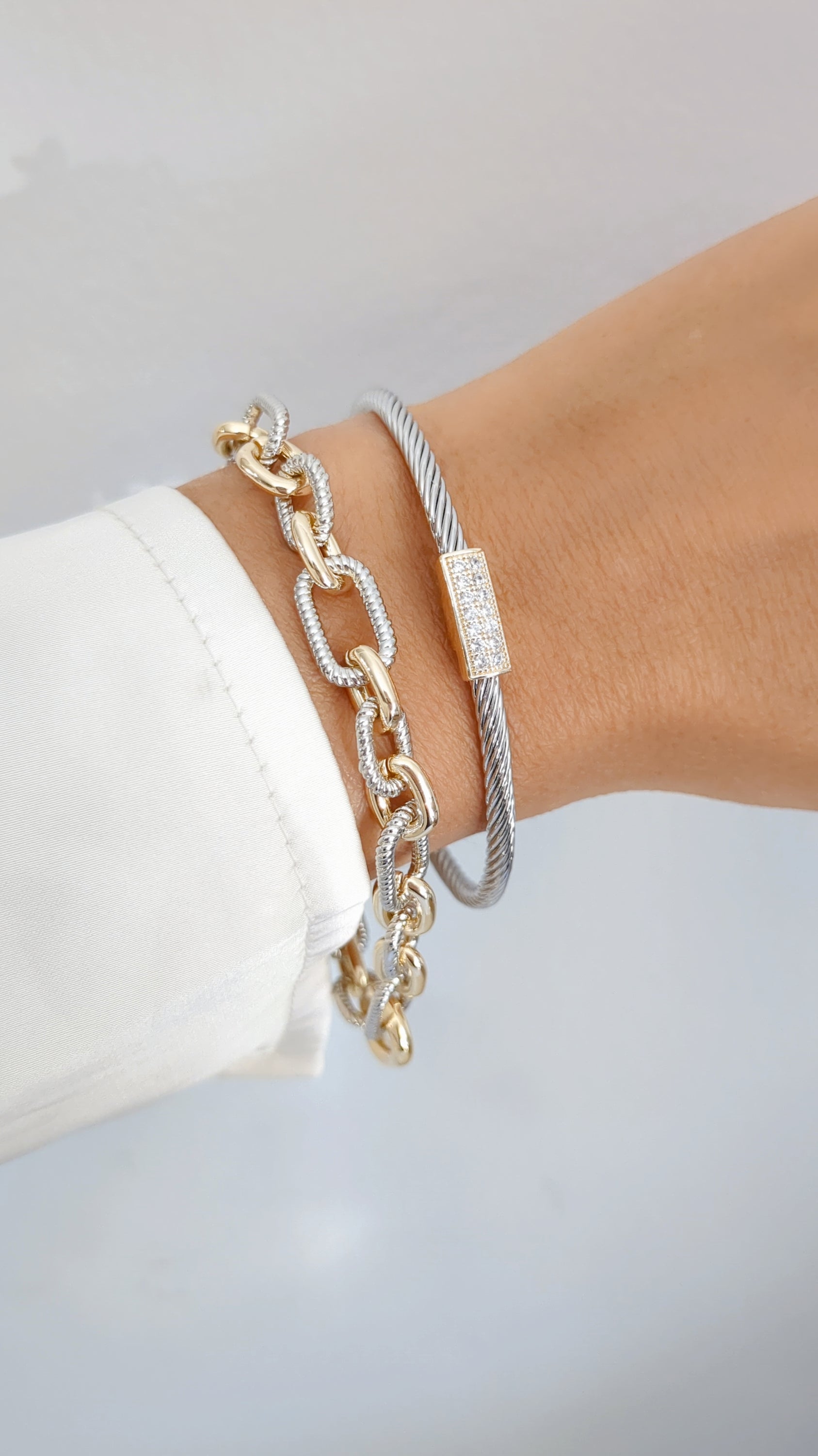 A stylish Classy Bracelet featuring a delicate cable pattern and simulated diamonds, crafted from stainless steel with rhodium plating.