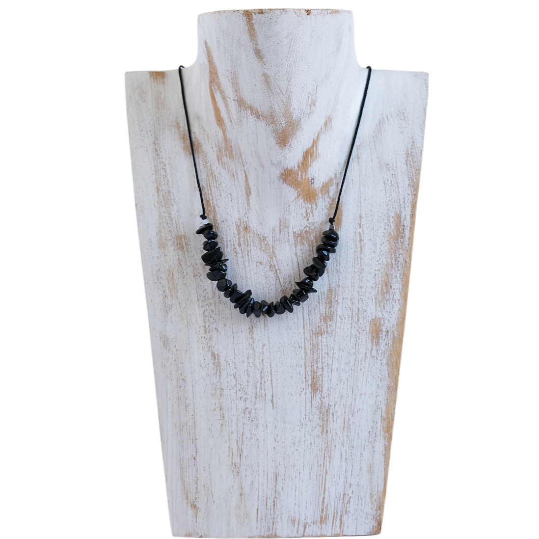 Collar de obsidiana hecho a mano con piedras irregulares y alambre negro, ideal para un estilo bohemio.