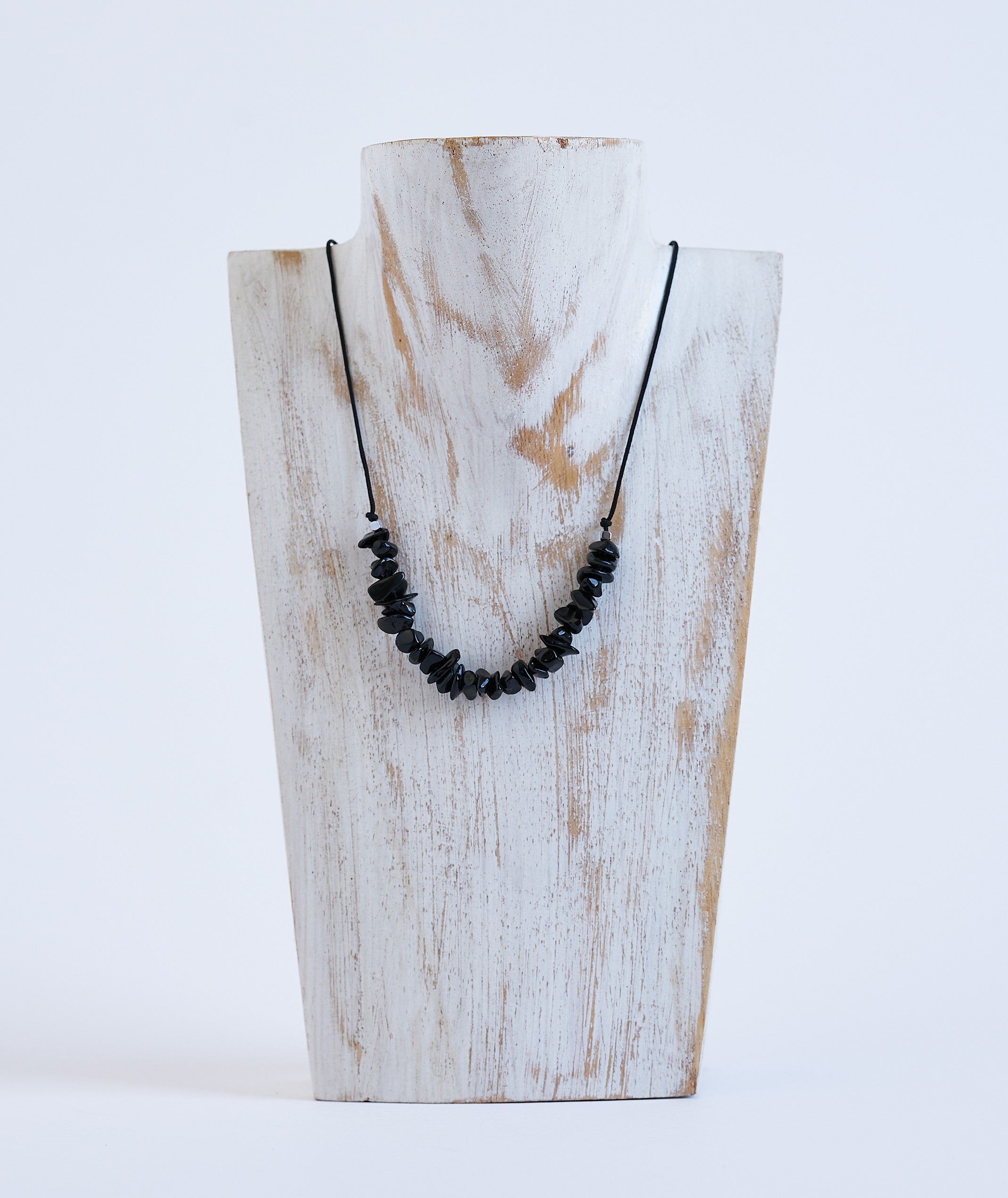 Collar de obsidiana hecho a mano con piedras irregulares y alambre negro, ideal para un estilo bohemio.