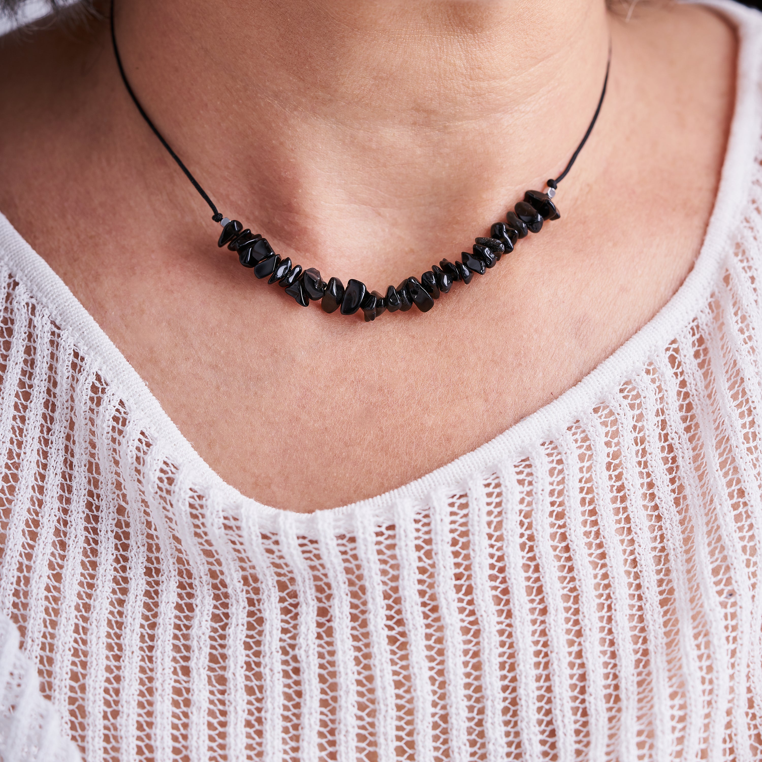 Collar de obsidiana hecho a mano con piedras irregulares y alambre negro, ideal para un estilo bohemio.