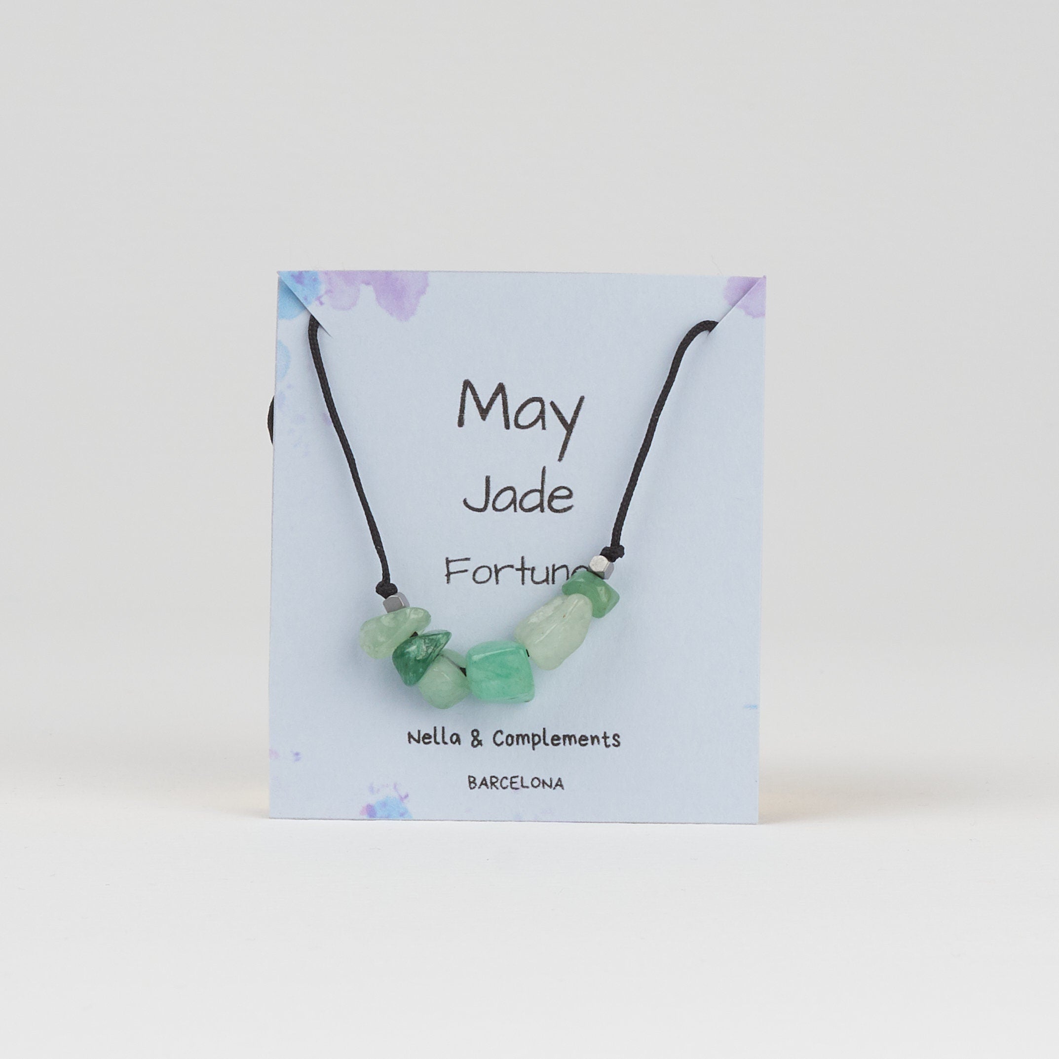 Collar de jade irregular de piedras de nacimiento del mes de mayo, presentado en una tarjeta con el texto 'MAYO Jade Fortune'.