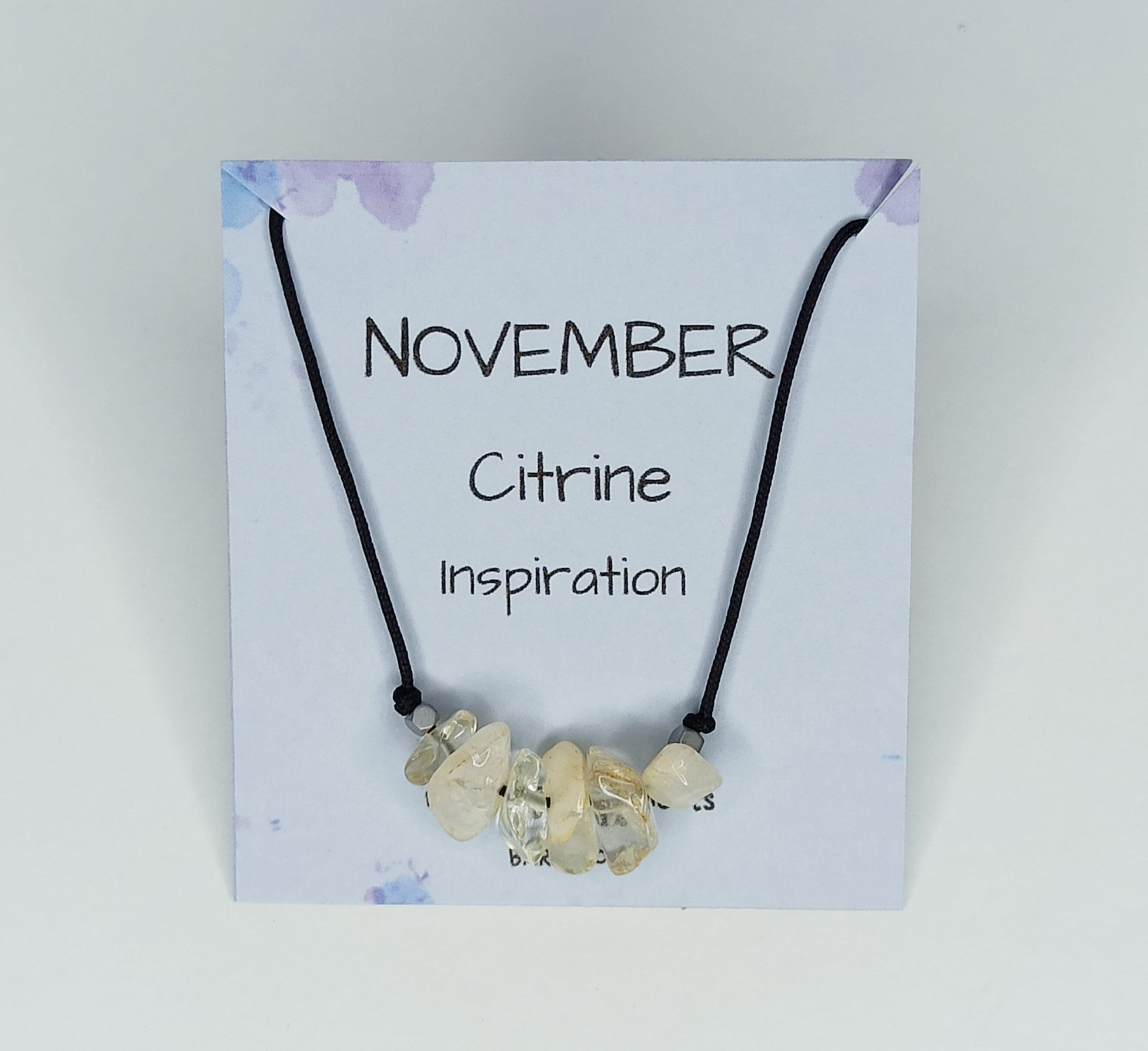 Collar de piedras de nacimiento de Noviembre con citrino irregular, presentado en una tarjeta inspiradora.