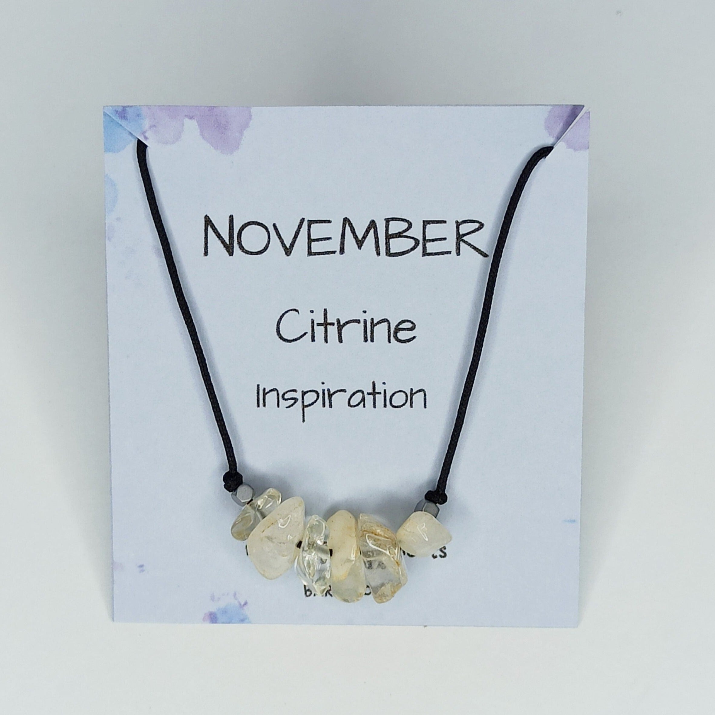 Collar de piedras de nacimiento de Noviembre con citrino irregular, presentado en una tarjeta inspiradora.