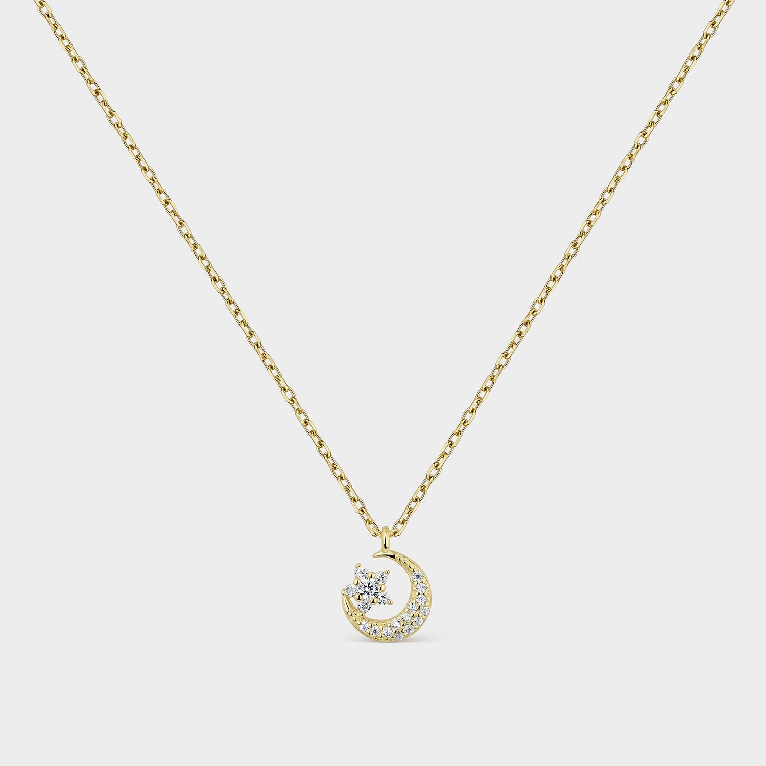 Collar de plata bañado en oro de 18K con colgante de luna y estrella, adornado con circonitas blancas, elegante y brillante.