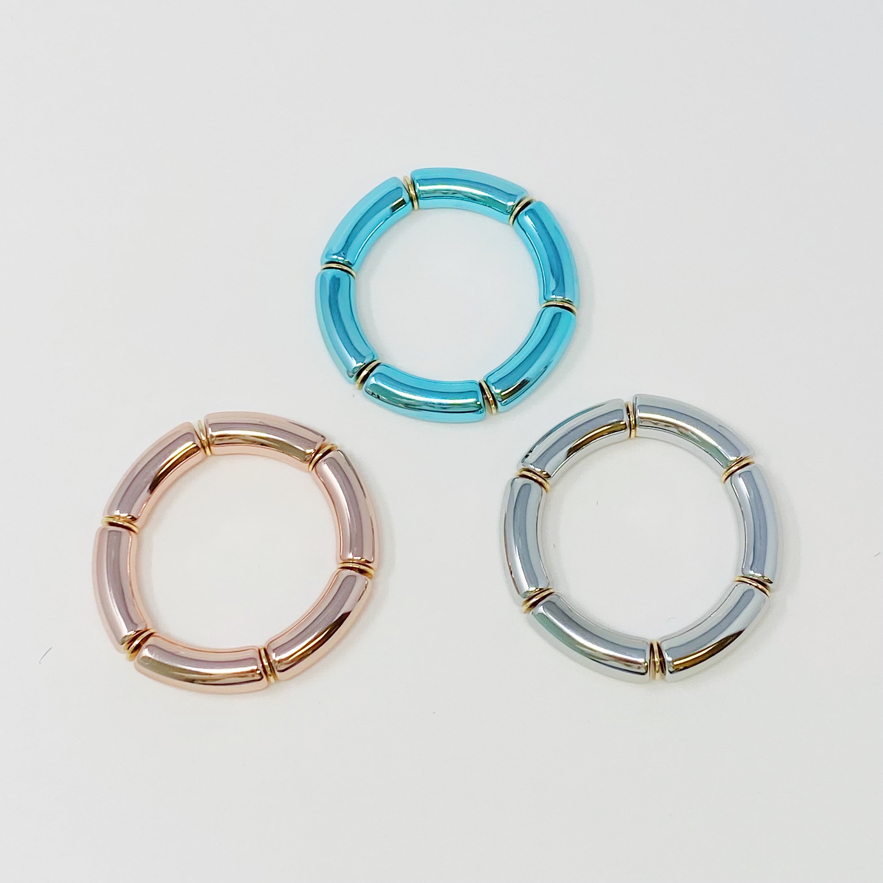 A colorful tube stretch bracelet made of gold plated brass, featuring vibrant tubes in a lightweight design.