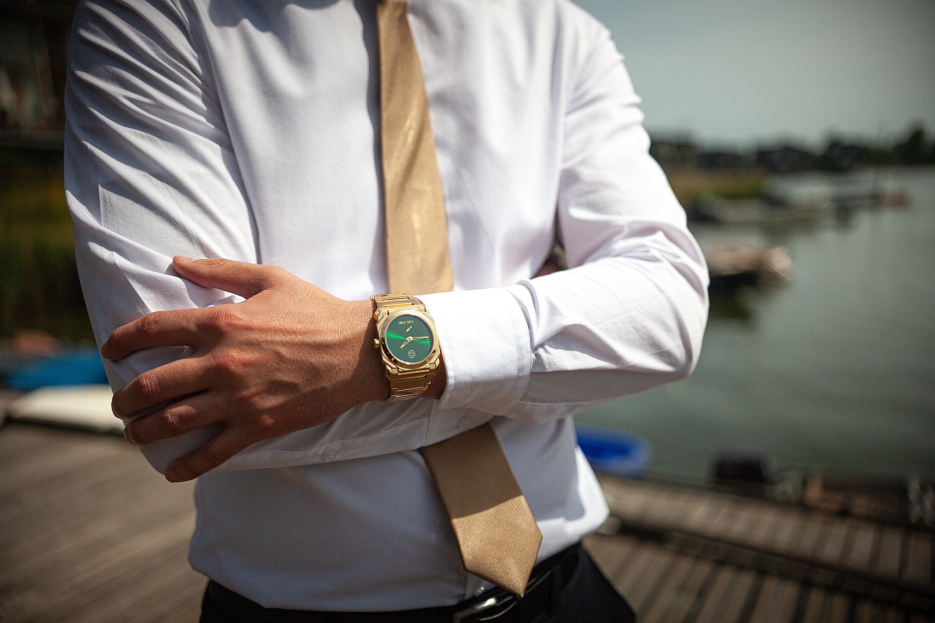 CRLi Brazo Liso OR Men's Watch featuring an alloy case with IP gold/silver plating, sapphire glass, and a black/green sunray dial.