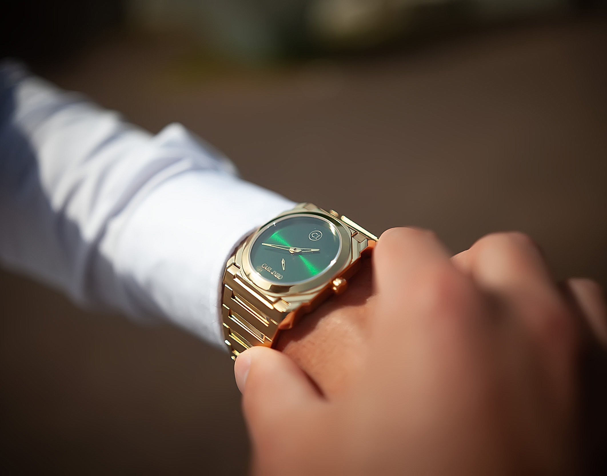 CRLi Brazo Liso OR Men's Watch featuring an alloy case with IP gold/silver plating, sapphire glass, and a black/green sunray dial.