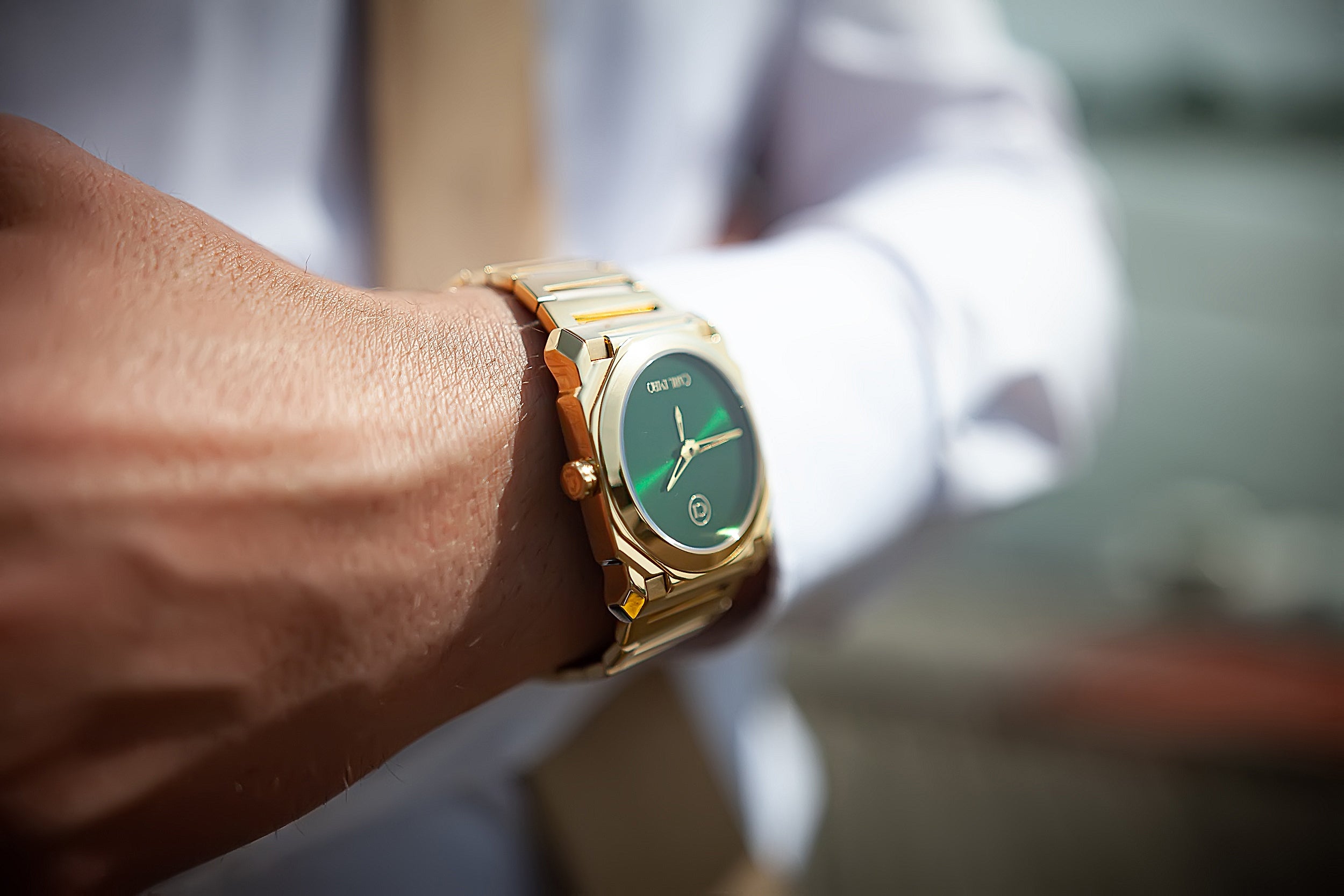 CRLi Brazo Liso OR Men's Watch featuring an alloy case with IP gold/silver plating, sapphire glass, and a black/green sunray dial.