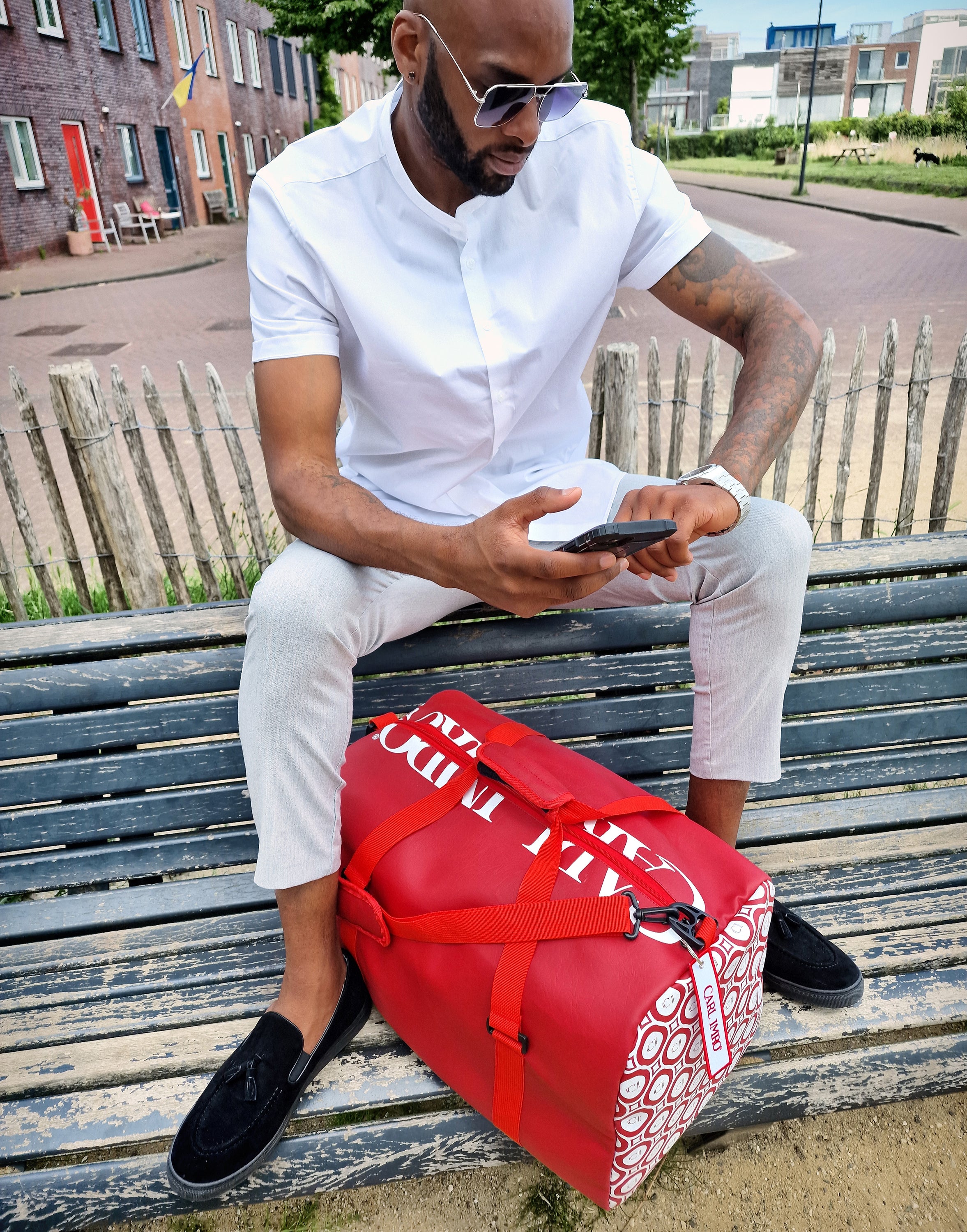 CRLi Cuero Bolsa in red, spacious bag with multiple pockets and adjustable shoulder strap.