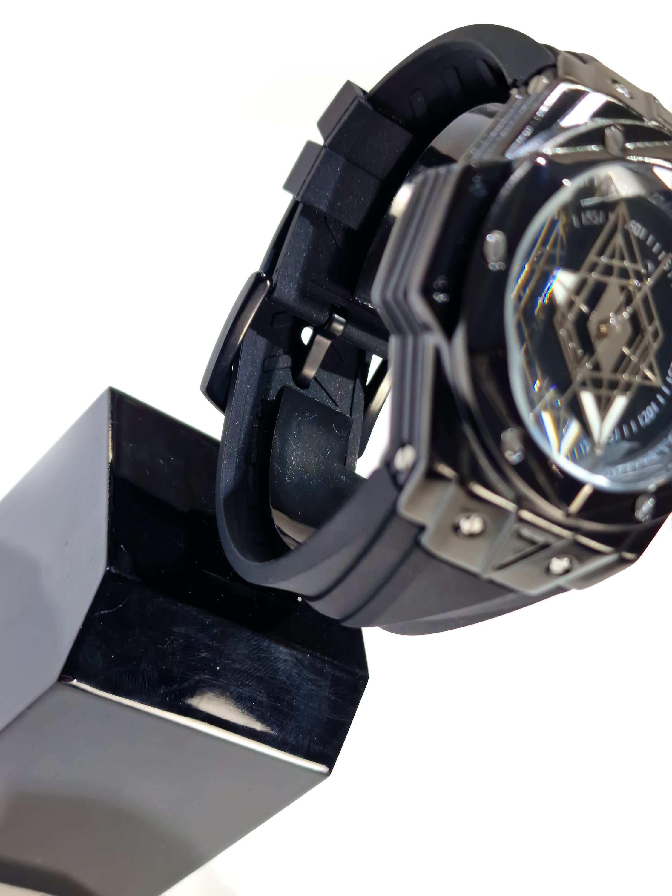 CRLI Damus B Men's Watch featuring a stainless steel band, luminous markers, and a scratch-resistant sapphire crystal.