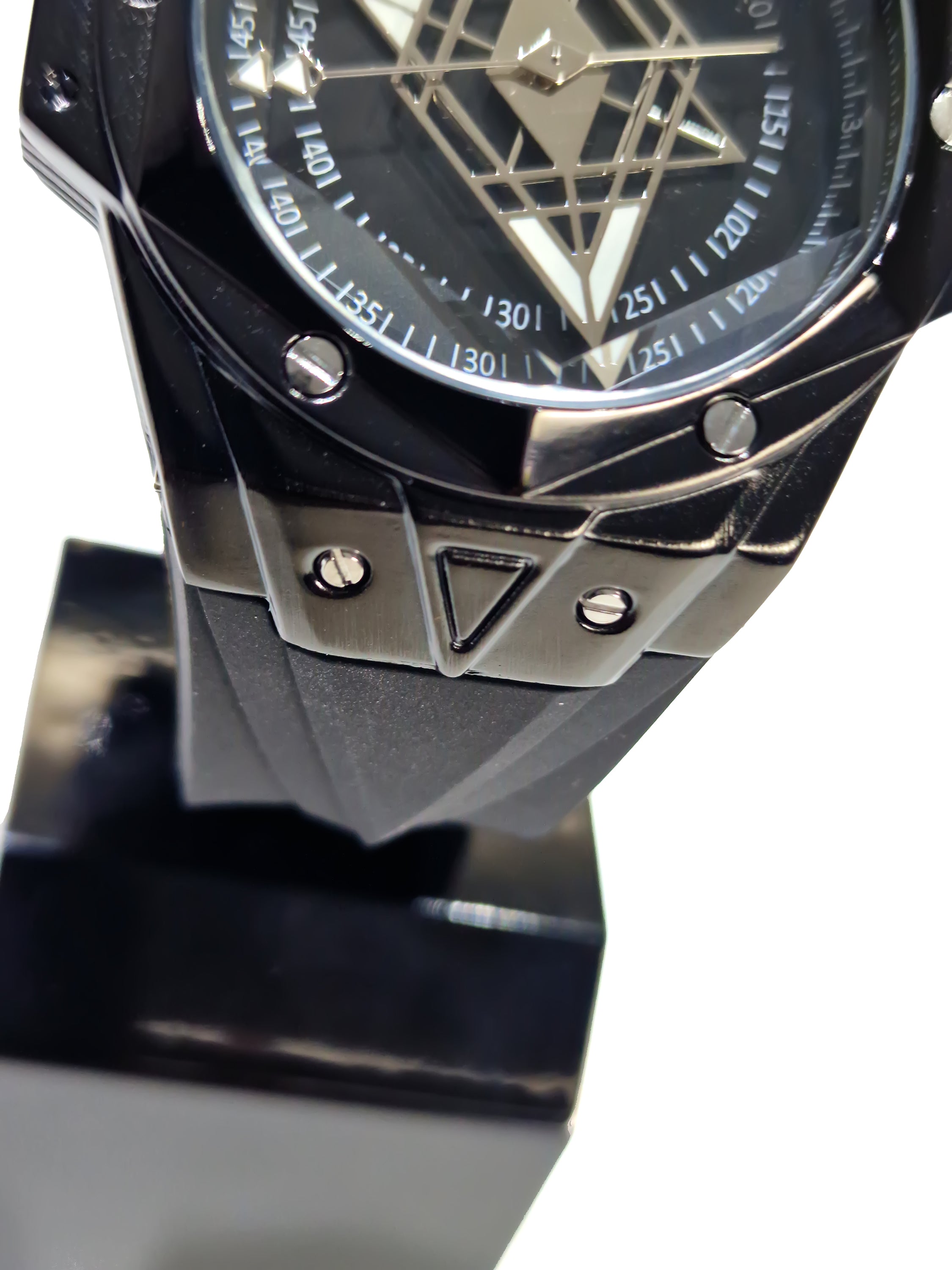 CRLI Damus B Men's Watch featuring a stainless steel band, luminous markers, and a scratch-resistant sapphire crystal.