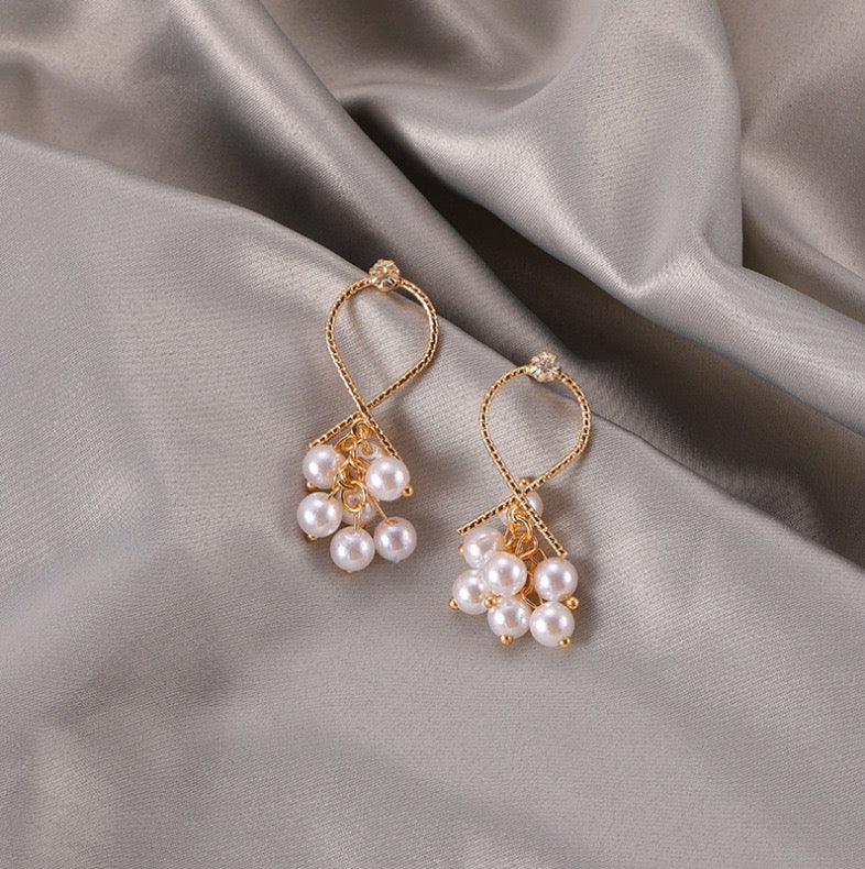 Crossover design short earrings featuring grape-shaped artificial pearls and sparkling rhinestones, made from durable alloy.