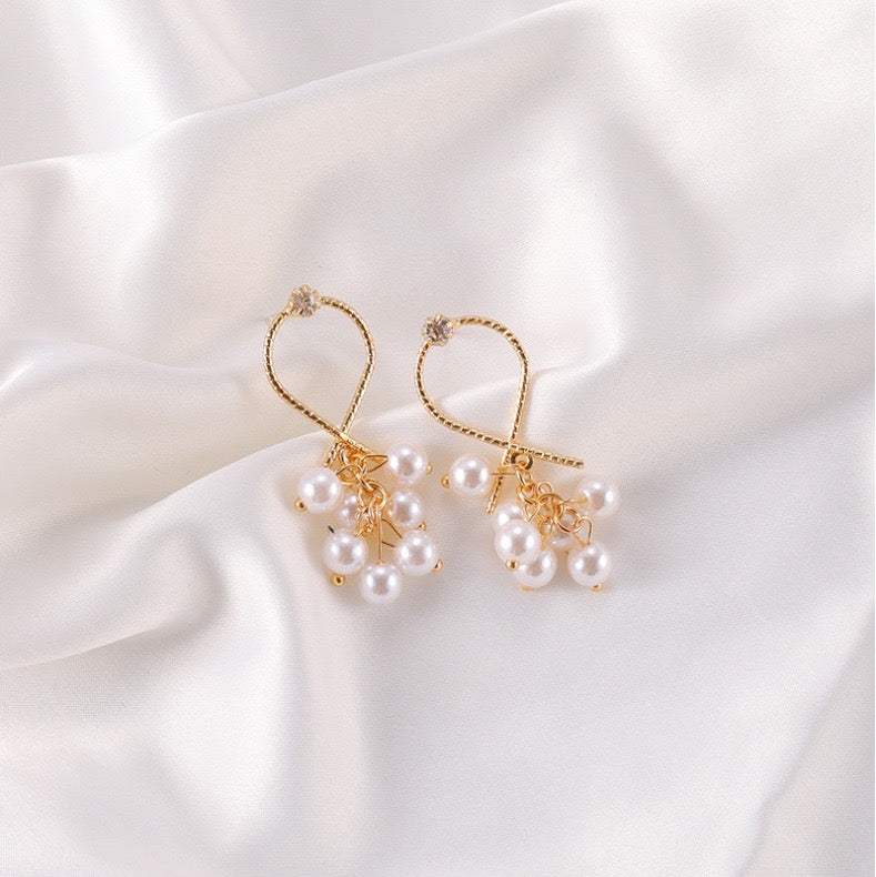 Crossover design short earrings featuring grape-shaped artificial pearls and sparkling rhinestones, made from durable alloy.