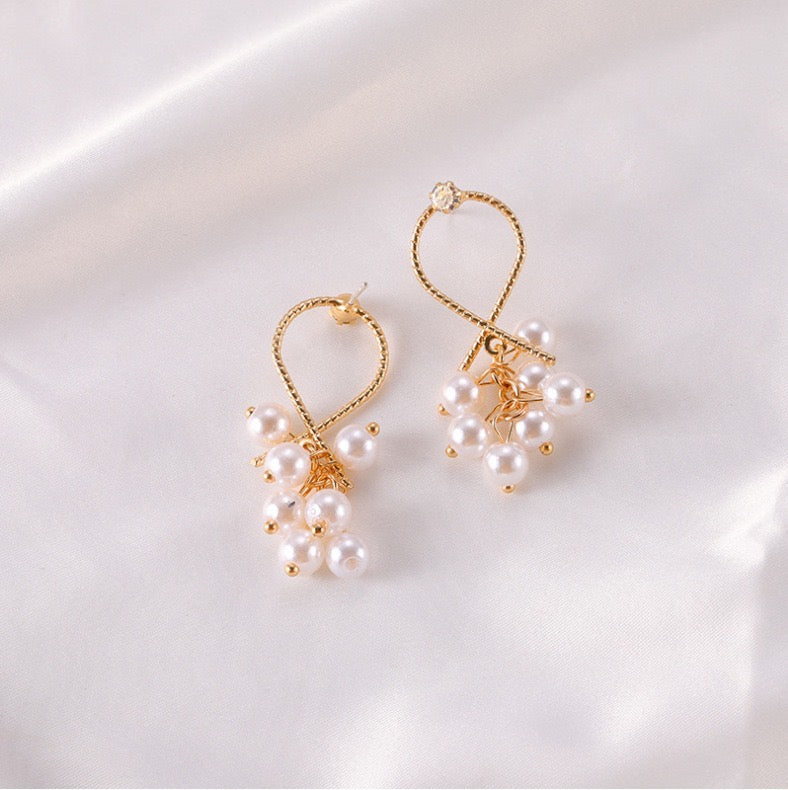 Crossover design short earrings featuring grape-shaped artificial pearls and sparkling rhinestones, made from durable alloy.