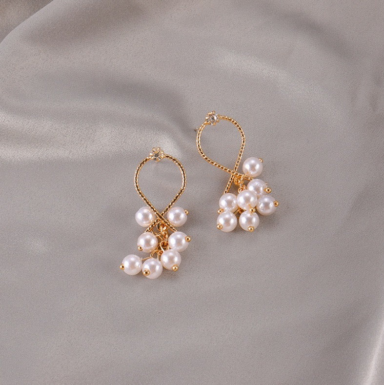 Crossover design short earrings featuring grape-shaped artificial pearls and sparkling rhinestones, made from durable alloy.