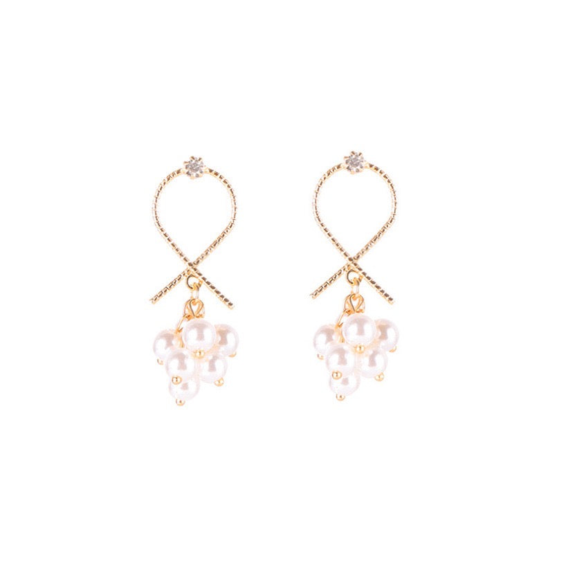 Crossover design short earrings featuring grape-shaped artificial pearls and sparkling rhinestones, made from durable alloy.