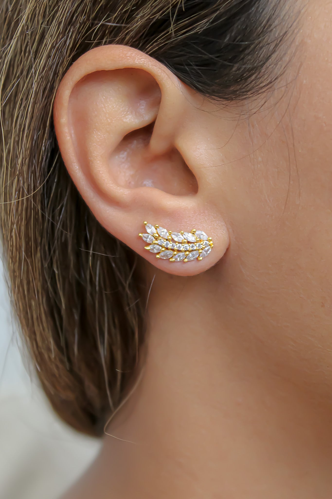 Elegant Cruise Wings Earrings featuring 18K gold plating and 19 sparkling zirconia stones, designed for sensitive ears.