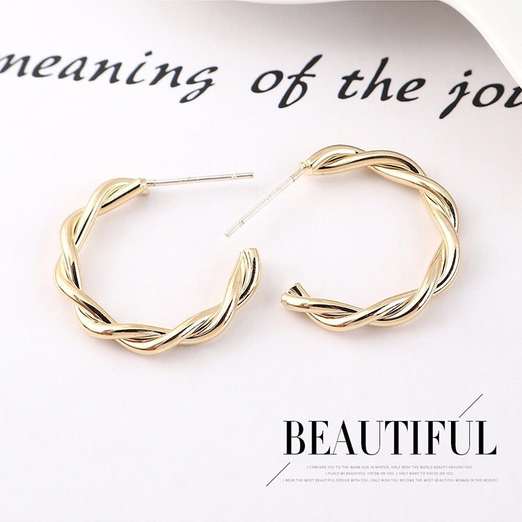 Elegant C-shaped rope earrings made from brass and s925 silver, showcasing a modern design.