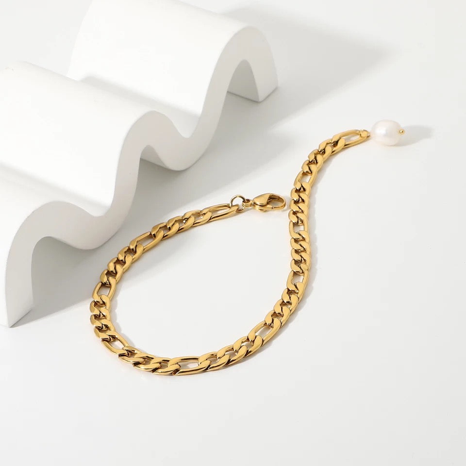 Cuban Link Pearl Bracelet featuring a mesh gold linked design, elegantly crafted with stainless steel and 18k gold plating.