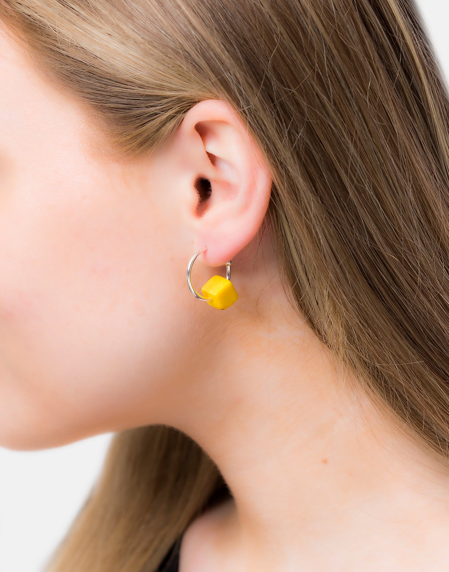 Cubo Maxi Silver Hoop Earrings featuring a tagua cube and sterling silver hoops, elegantly displayed in eco-friendly packaging.