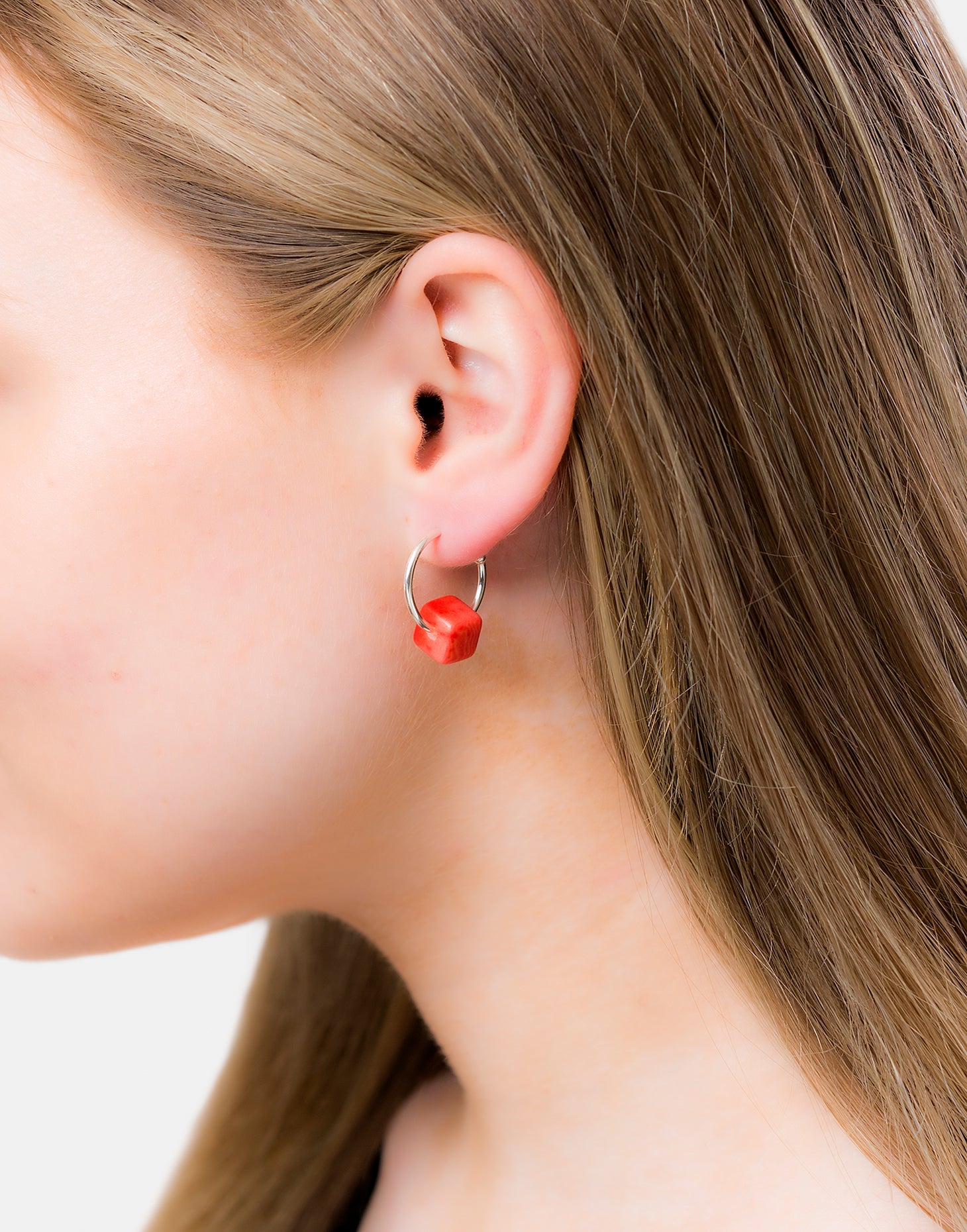 Cubo Maxi Silver Hoop Earrings featuring a tagua cube and sterling silver hoops, elegantly displayed in eco-friendly packaging.