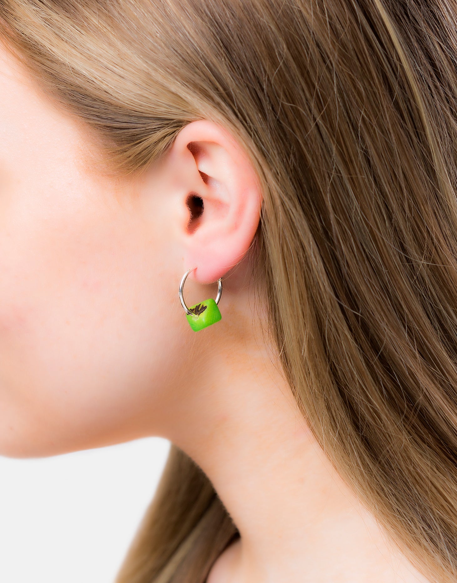 Cubo Maxi Silver Hoop Earrings featuring a tagua cube and sterling silver hoops, elegantly displayed in eco-friendly packaging.