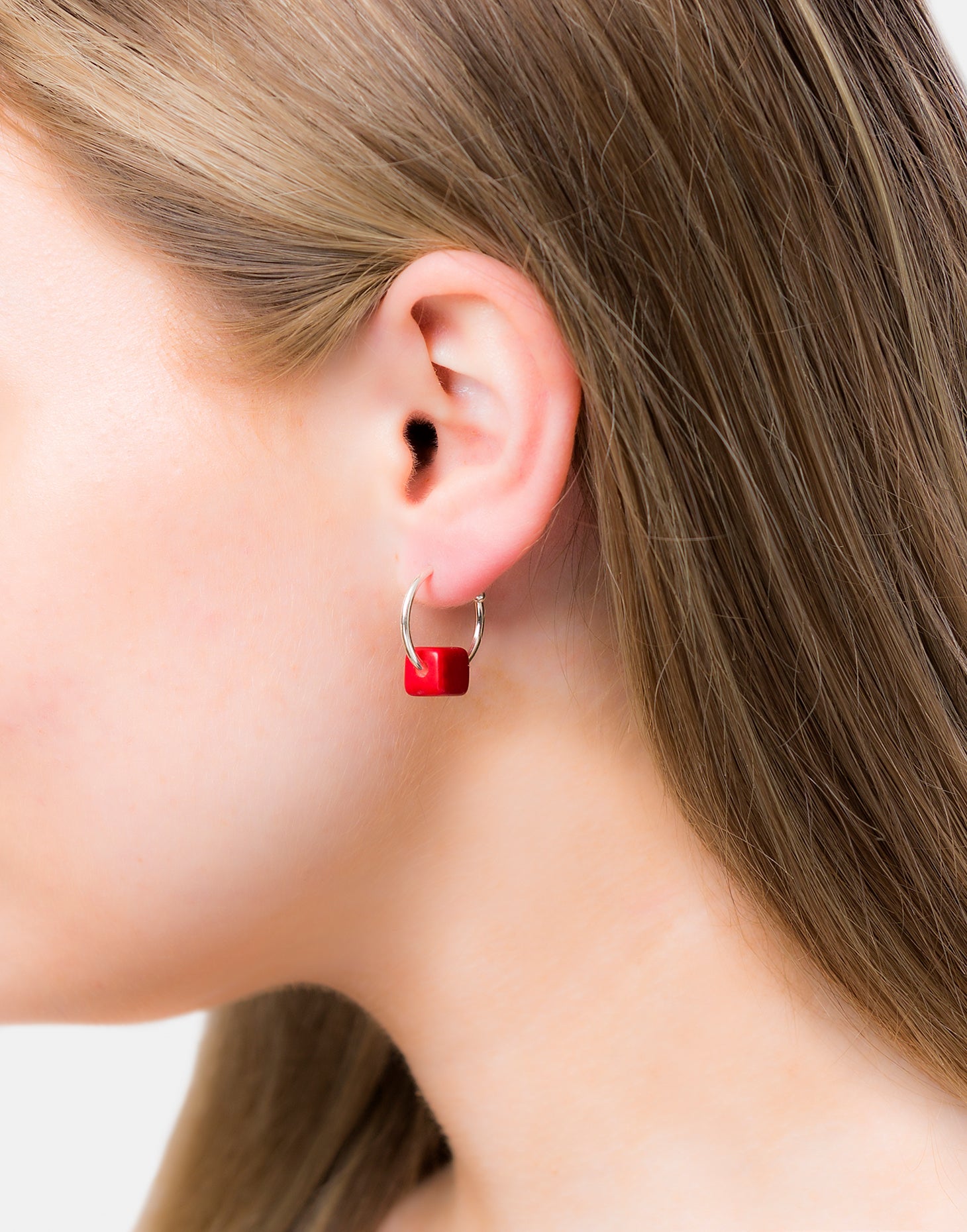 Cubo Maxi Silver Hoop Earrings featuring a tagua cube and sterling silver hoops, elegantly displayed in eco-friendly packaging.