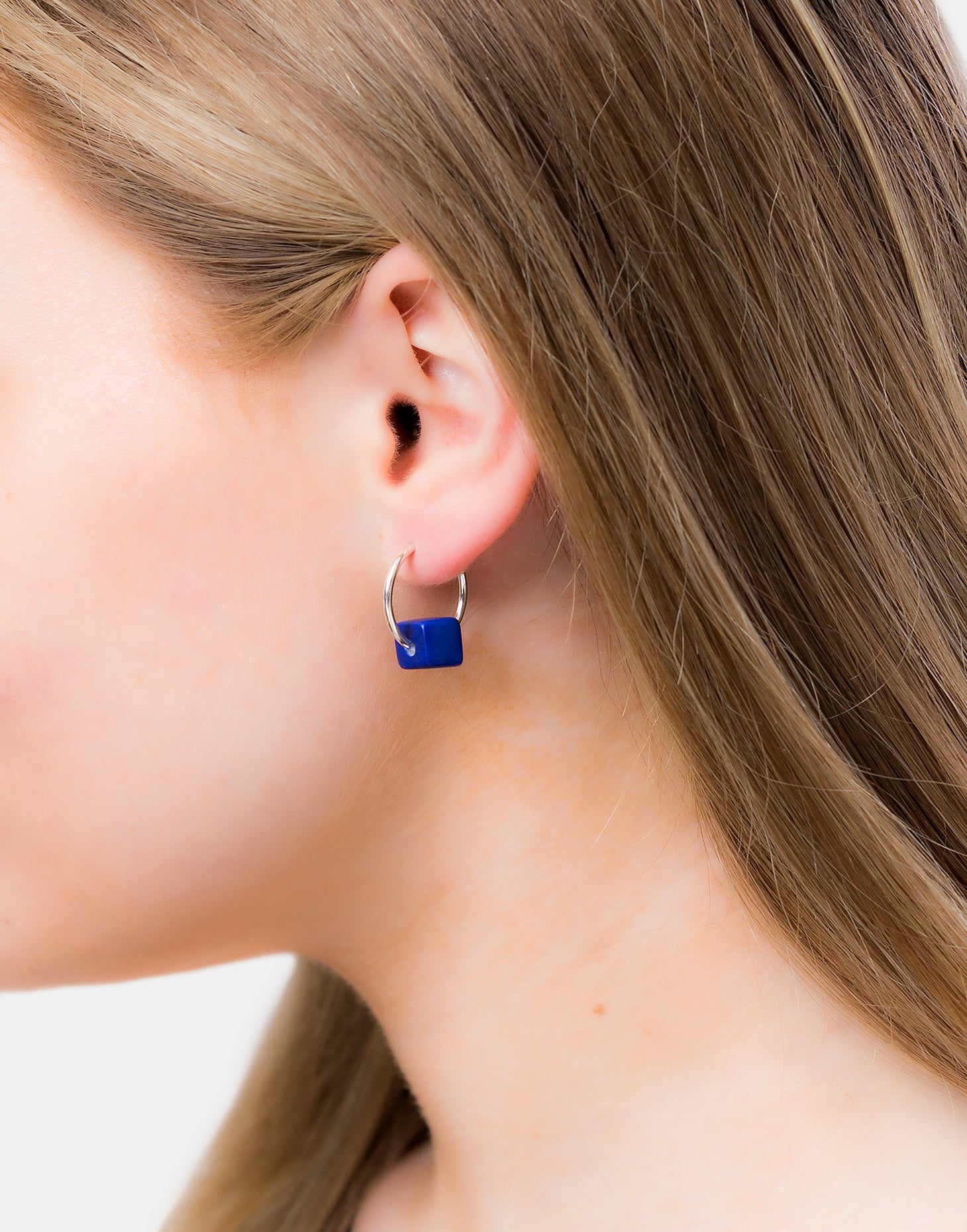 Cubo Maxi Silver Hoop Earrings featuring a tagua cube and sterling silver hoops, elegantly displayed in eco-friendly packaging.