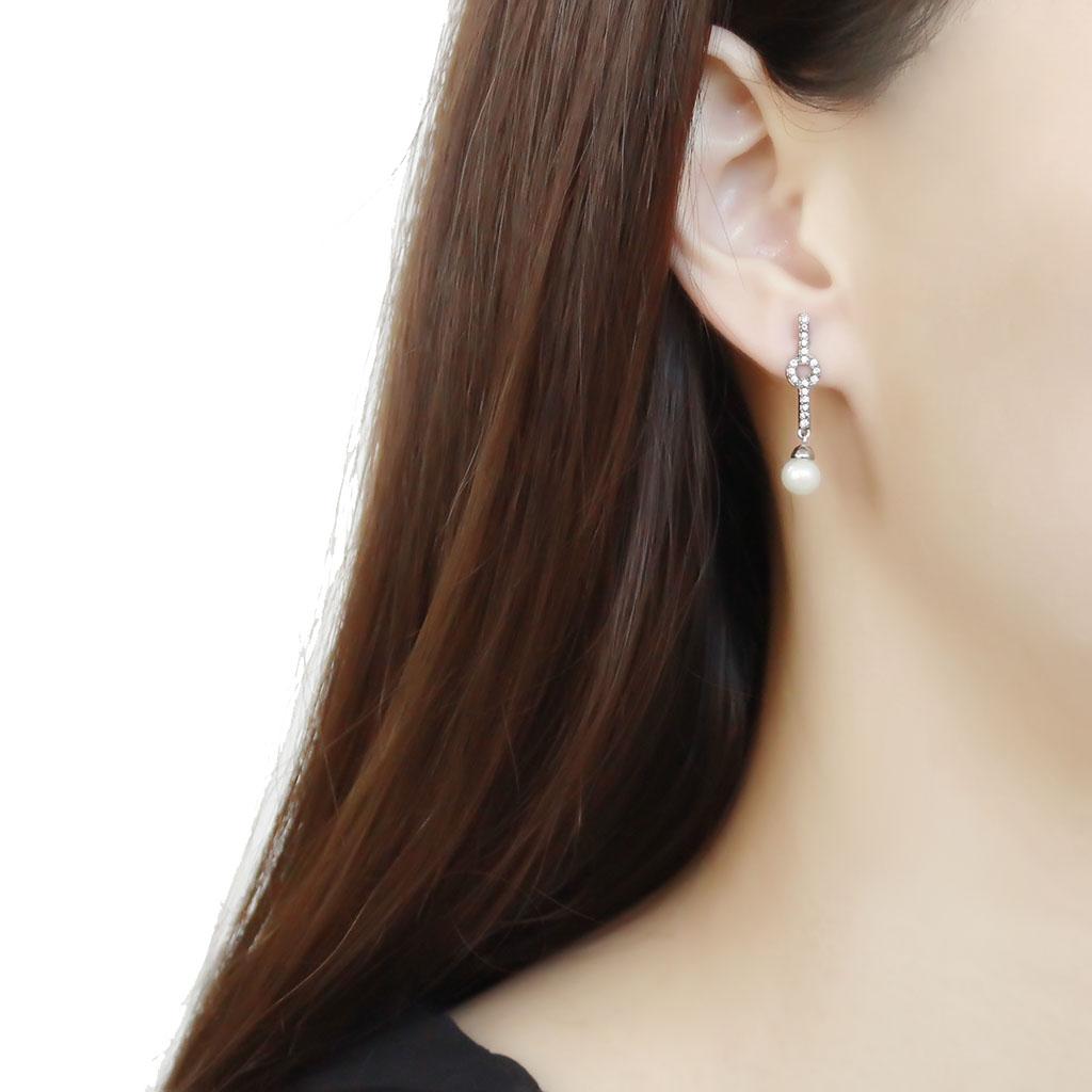 DA370 high polished stainless steel earrings featuring a white synthetic pearl center, elegantly designed for everyday wear.