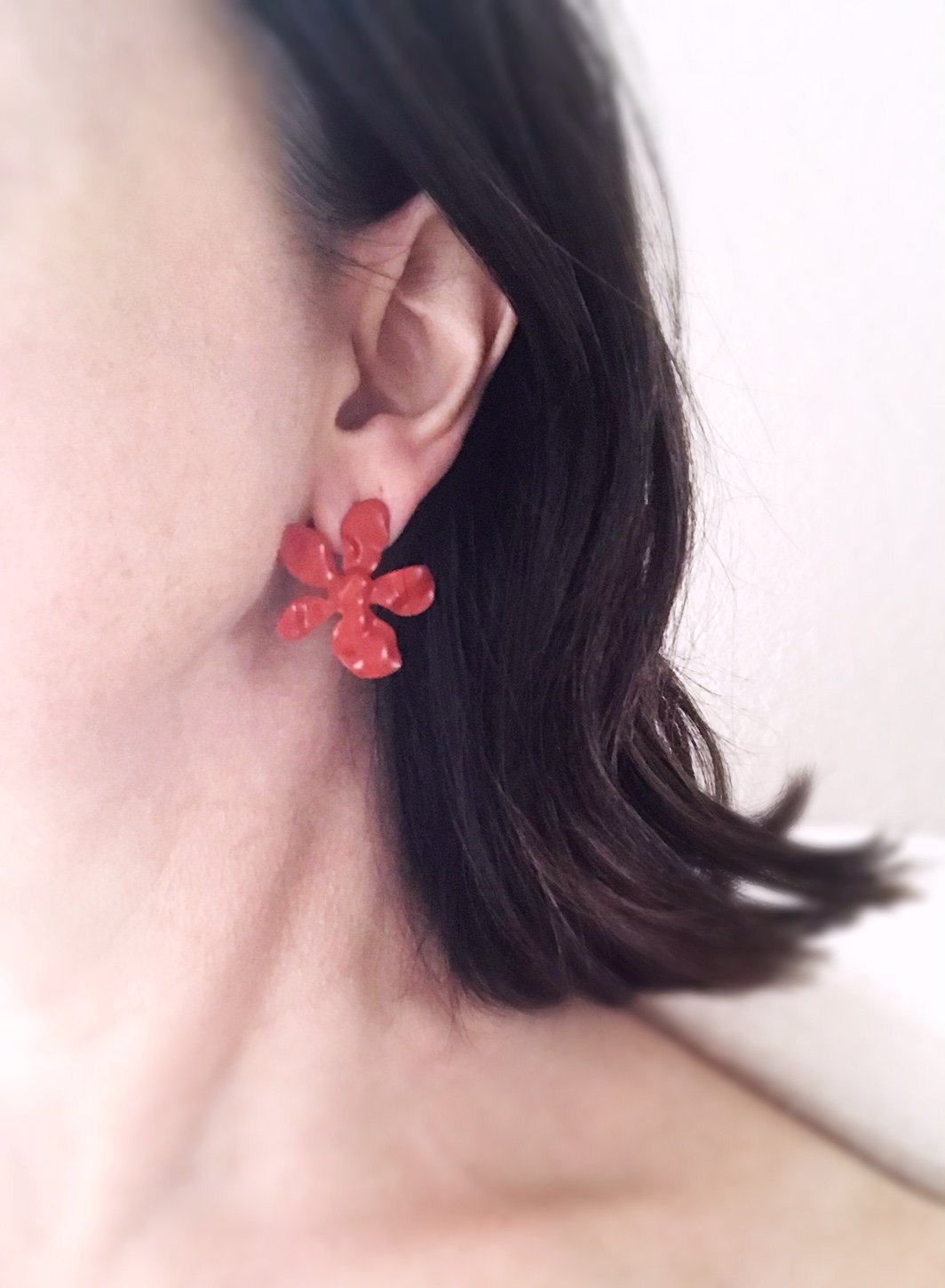 Ivory daisy earrings made of enameled brass with stainless steel ear posts, showcasing a delicate flower design.