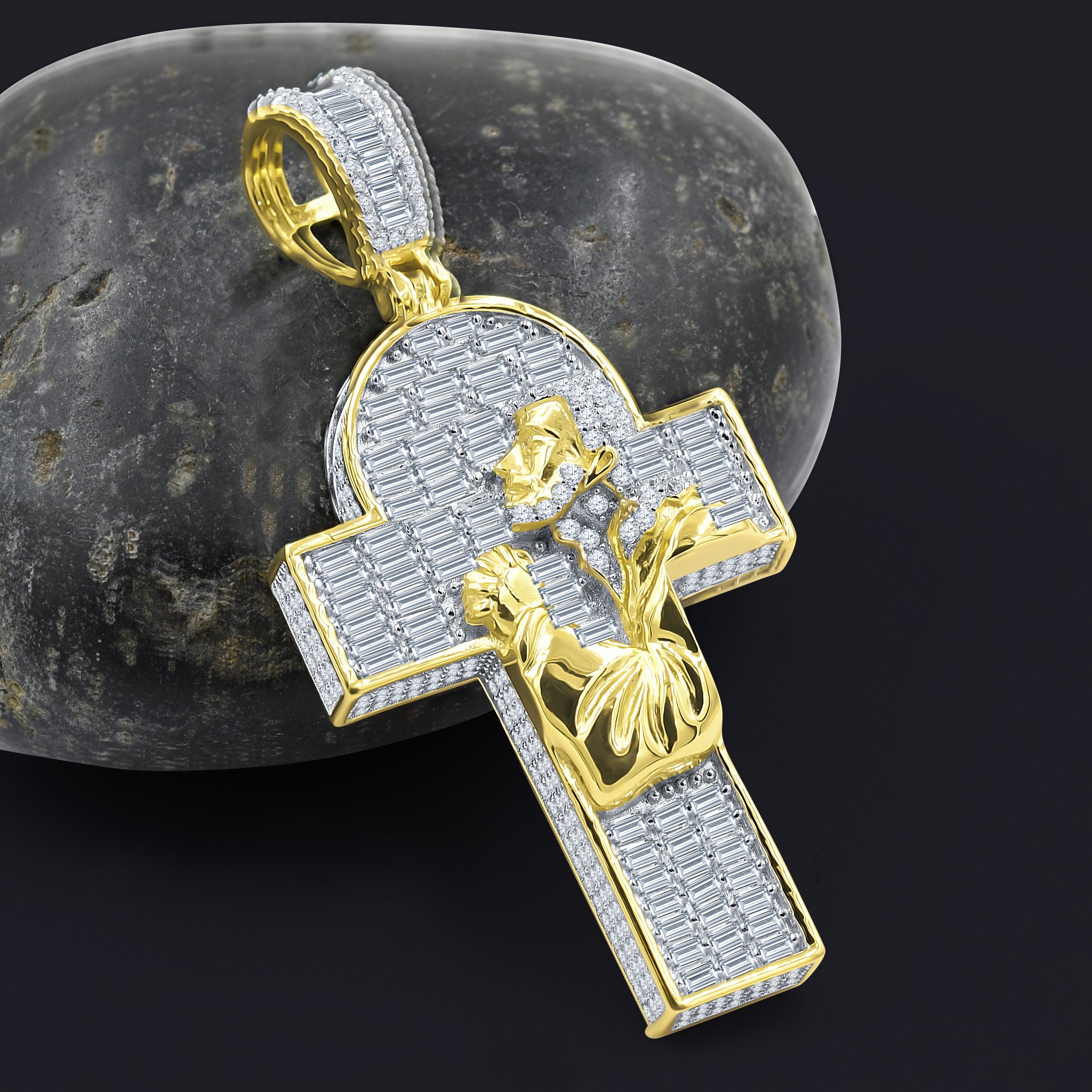 DEIFORM LOCKET I 9217232 cross pendant made of 925 sterling silver, adorned with sparkling cubic zircon stones, showcasing elegant craftsmanship.