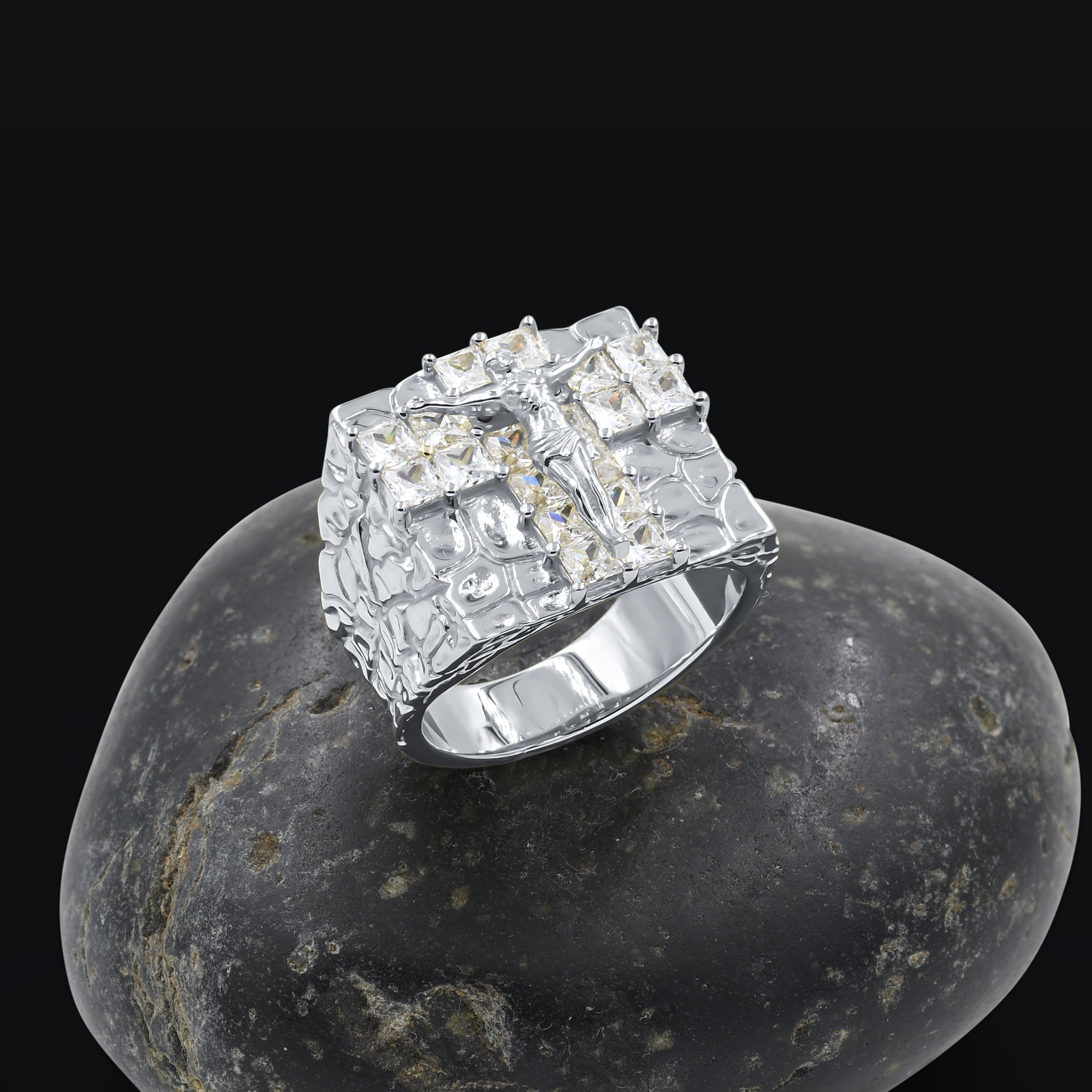 DOLCE Silver Ring featuring sparkling cubic zircon stones set in 925 sterling silver, showcasing an elegant design.