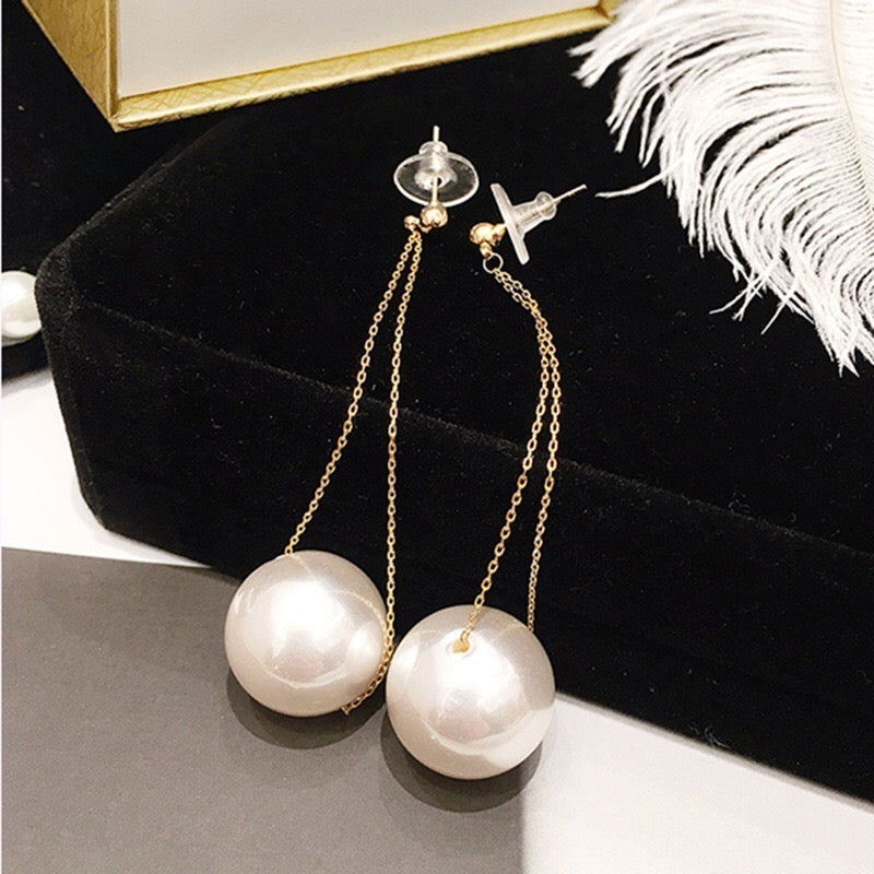 Elegant dropped single pearl earrings made of alloy and 925 silver, showcasing a beautiful pearl drop design.