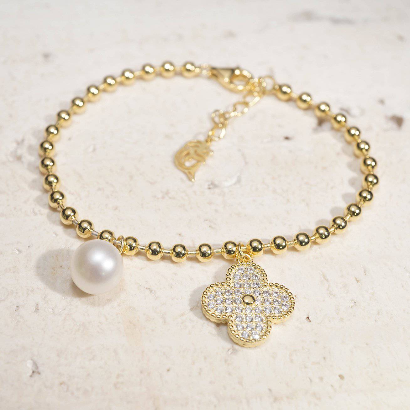 Elegant Freshwater Pearl Bracelet WB00069 featuring a round white pearl and a candied flower charm on a golden chain.