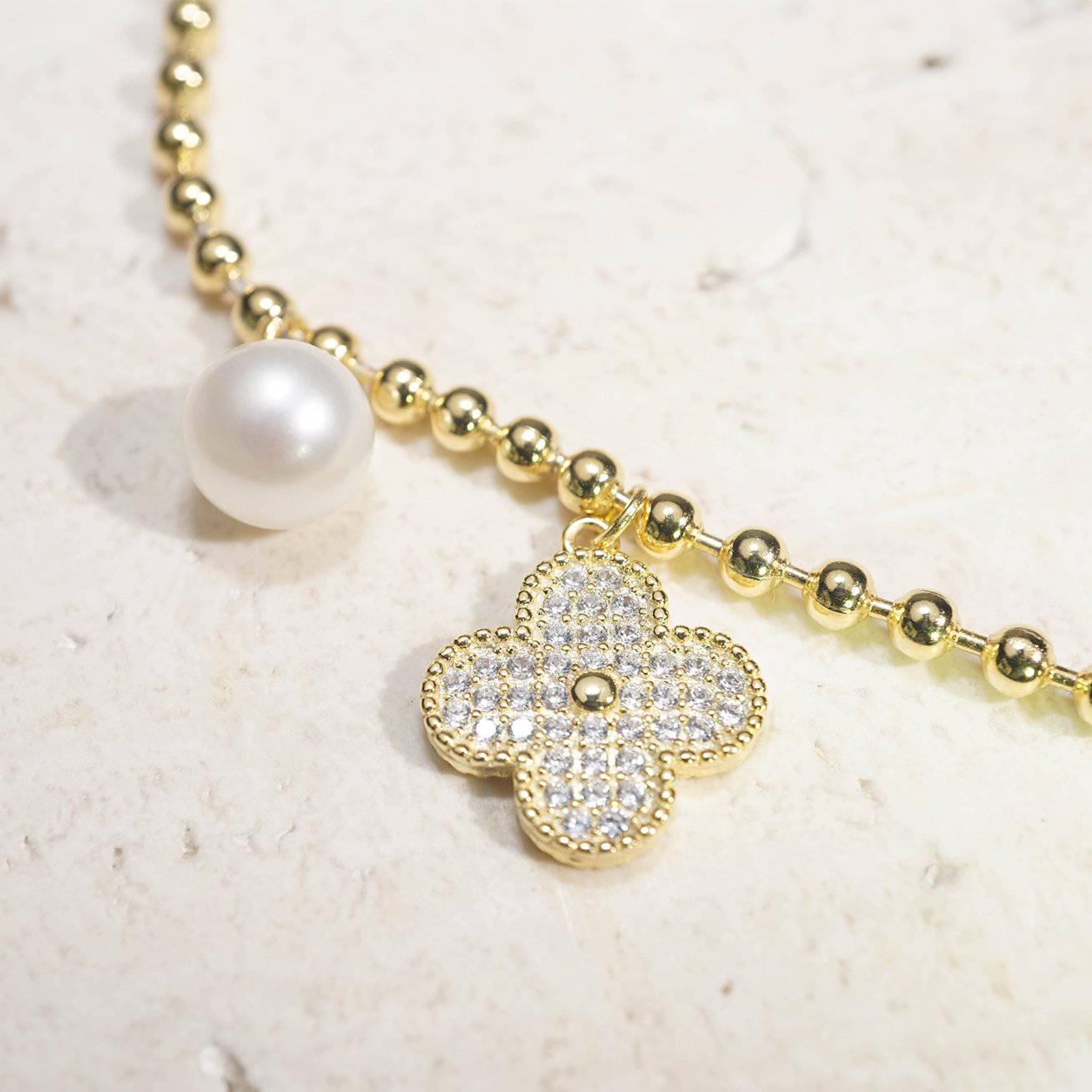 Elegant Freshwater Pearl Bracelet WB00069 featuring a round white pearl and a candied flower charm on a golden chain.