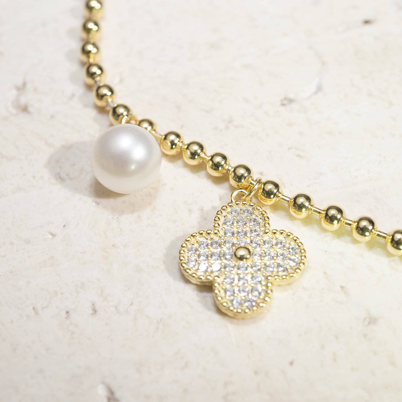 Elegant Freshwater Pearl Bracelet WB00069 featuring a round white pearl and a candied flower charm on a golden chain.