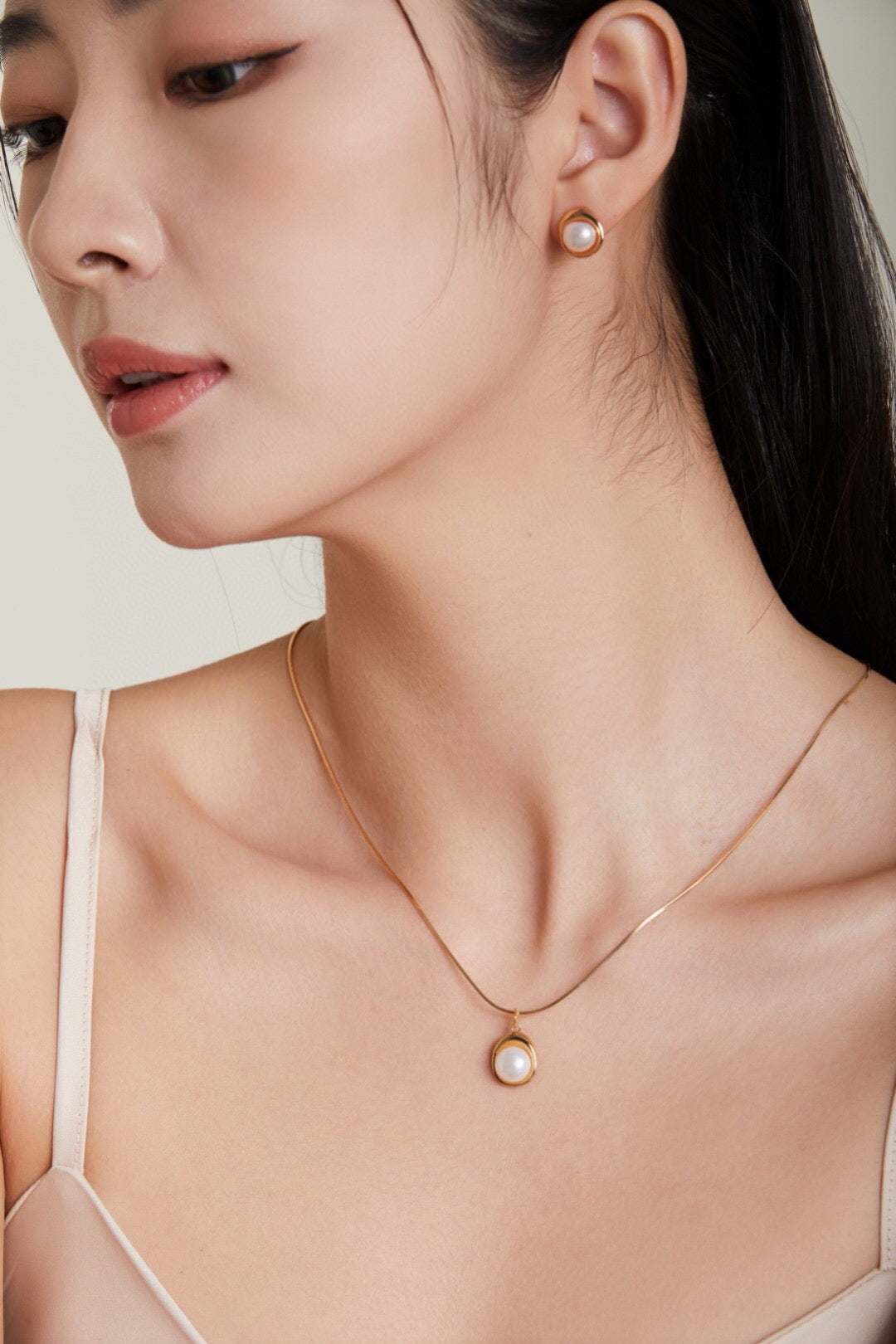 Elegant Pearl Pendant Necklace featuring a natural pearl and gold vermeil chain, beautifully handcrafted for a timeless look.