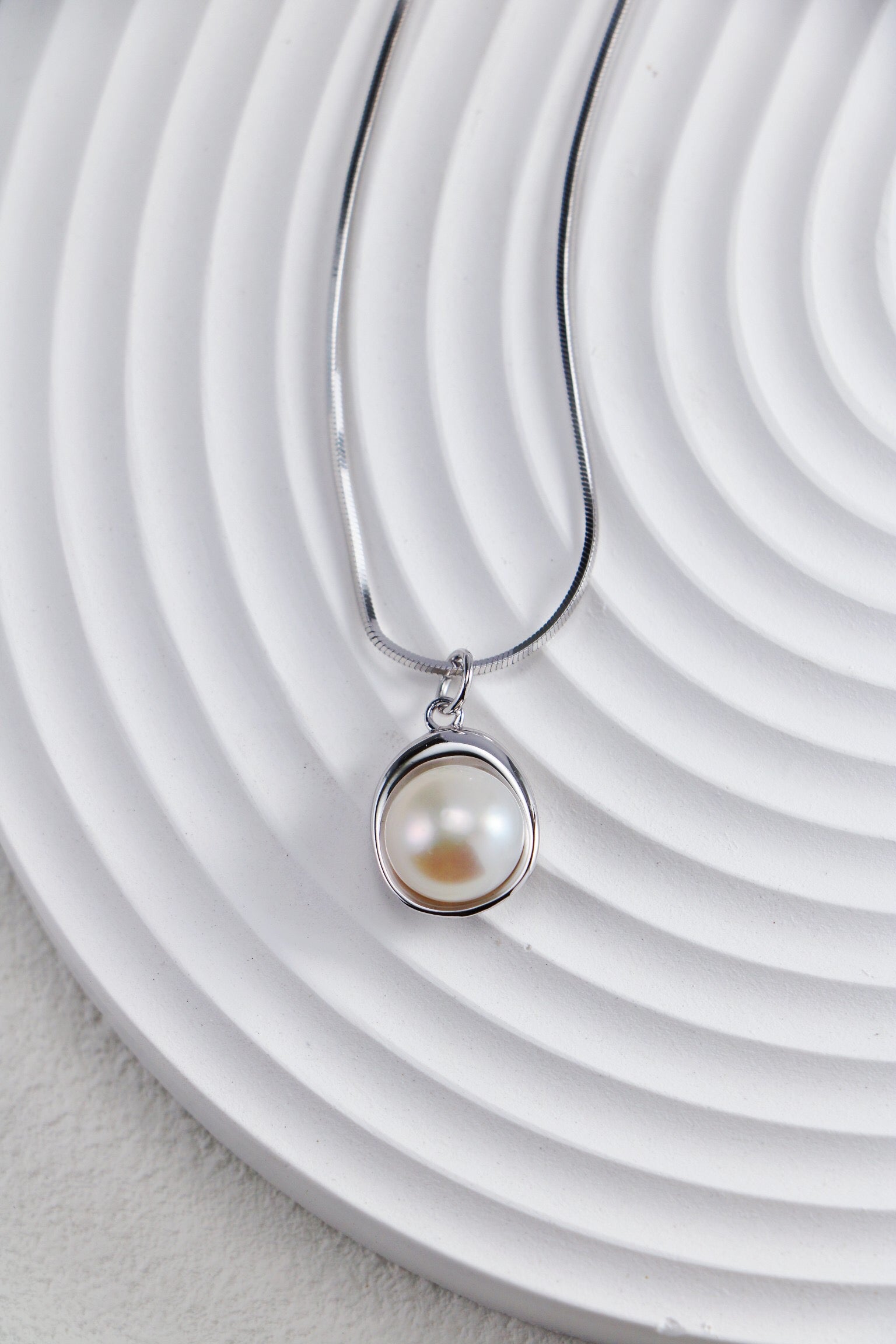 Elegant Pearl Pendant Necklace featuring a natural pearl and gold vermeil chain, beautifully handcrafted for a timeless look.