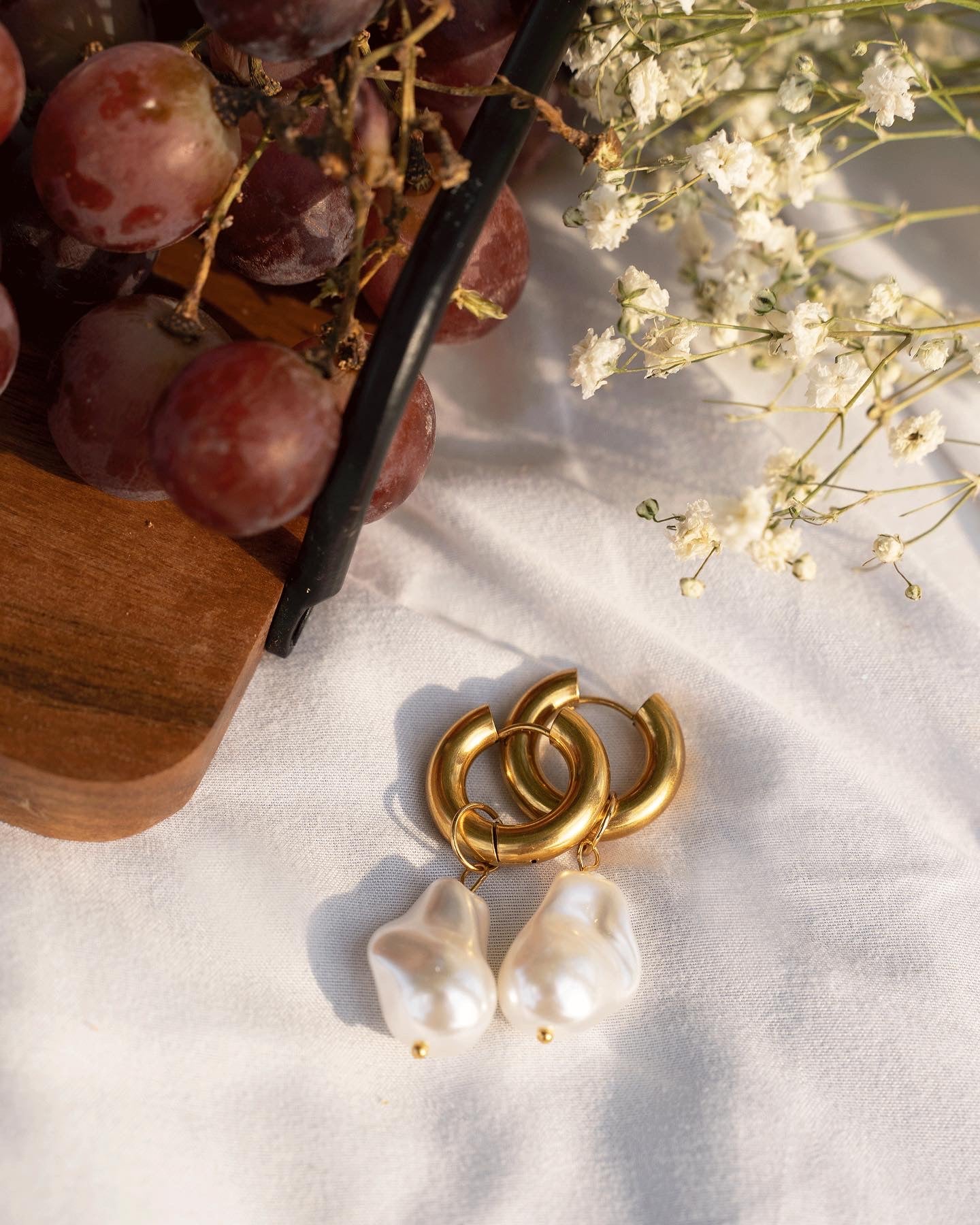 Elegant ELIZEY Pearl Earrings featuring 18K gold plating and stainless steel, showcasing a beautiful pearl accent.