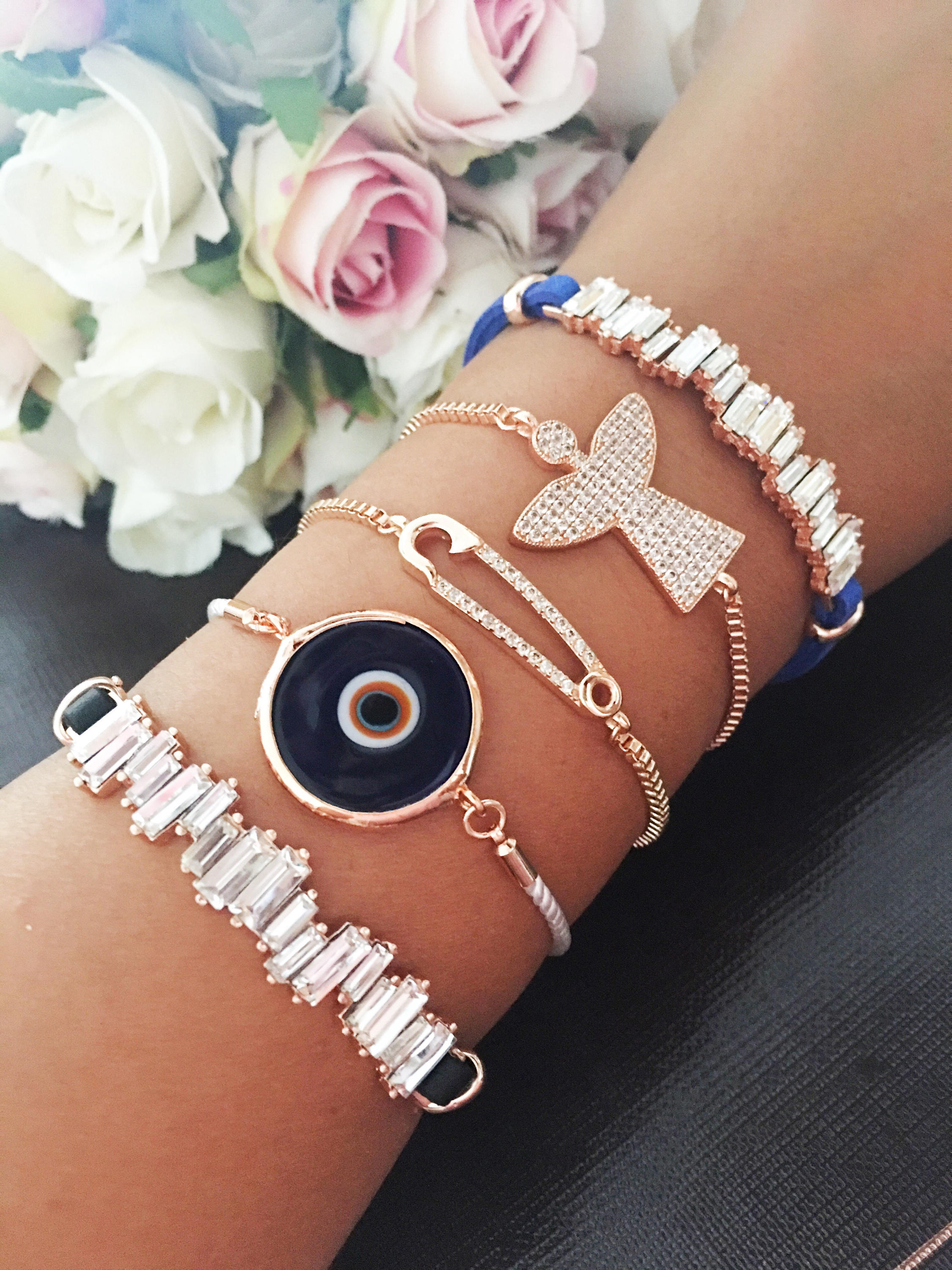 A stunning rose gold Evil Eye Bracelet featuring adjustable styles, made from stainless steel and adorned with Murano glass and zircon.